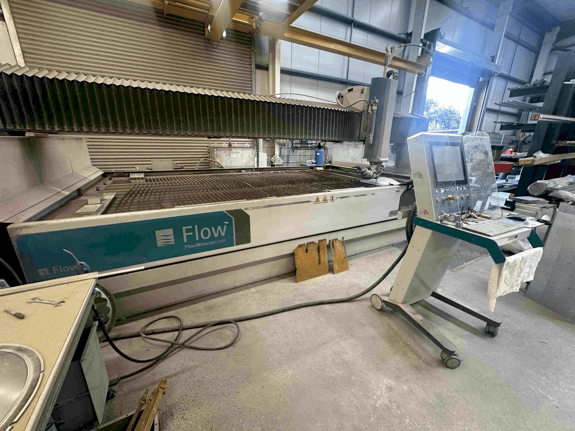 Front view of Flow Mach 500-4020 machine