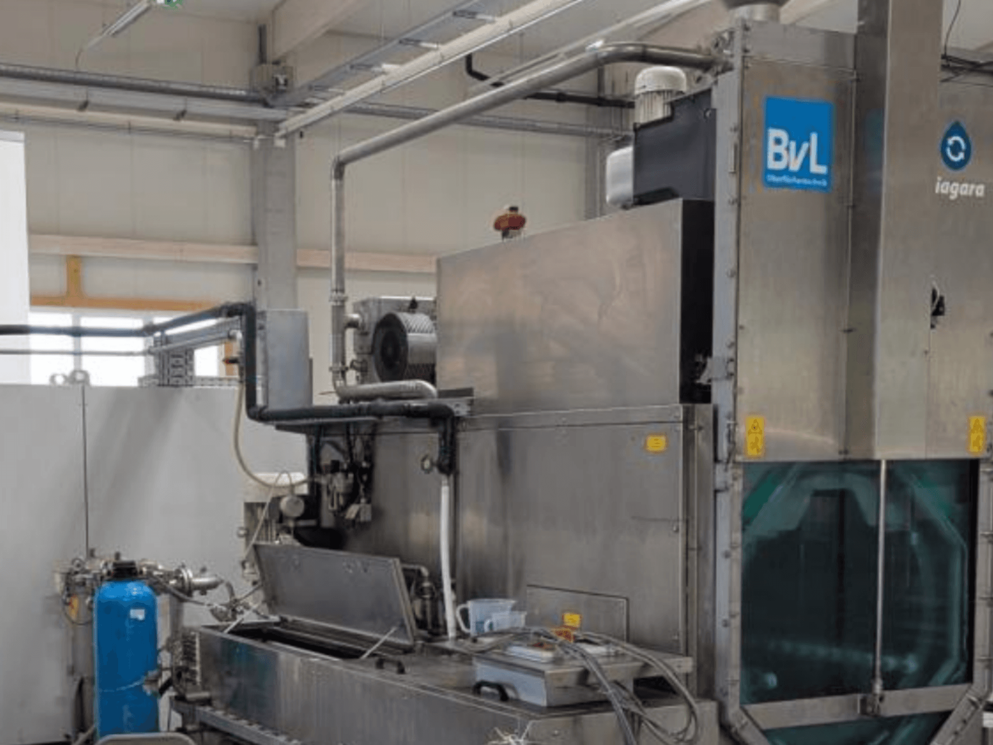 BvL Niagara DFS 800-2T machine tool in a factory setting, side view showcasing metal structure and connected hoses.
