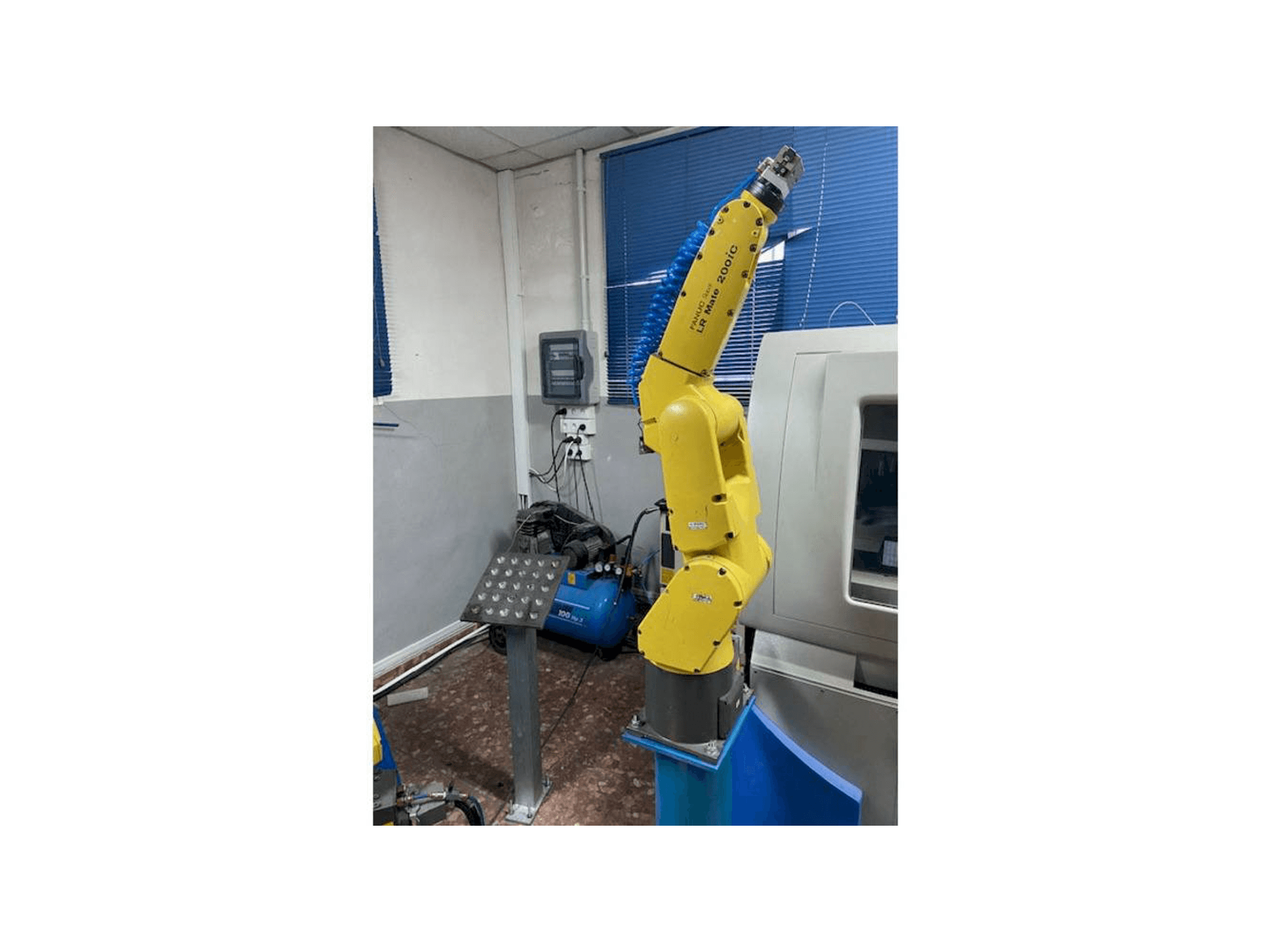 Front view of FANUC LR MATE 200 ic machine