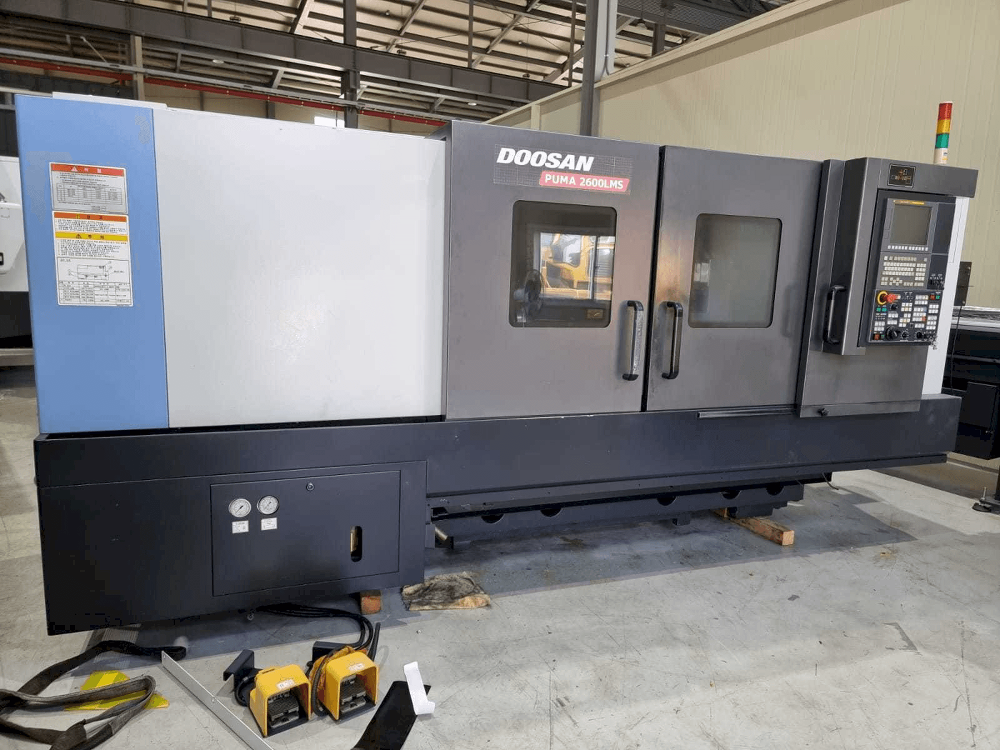 Front view of Doosan PUMA 2600LMS machine