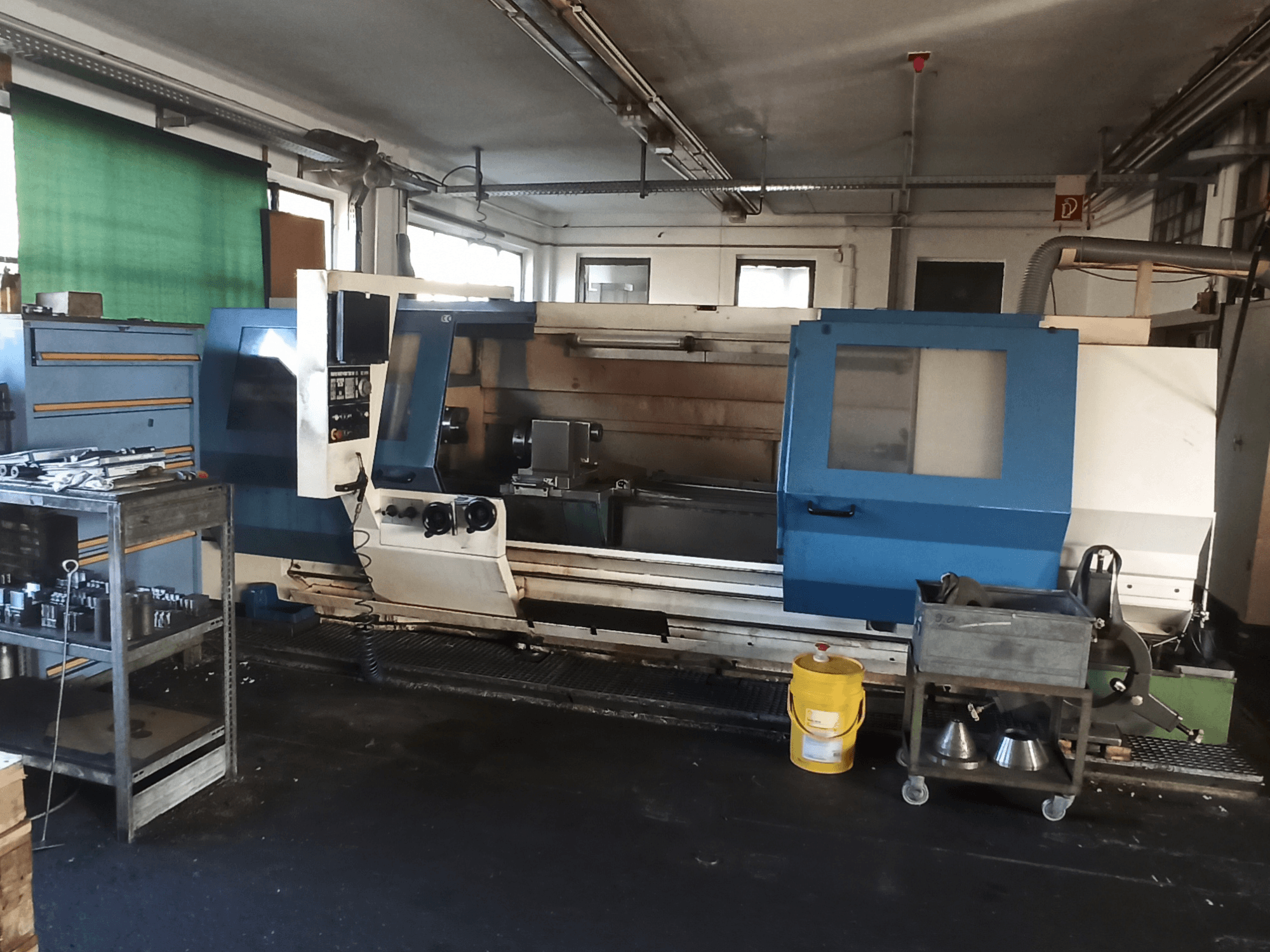 Horizontal turning machine BOEHRINGER DUC 560/2000 in a workshop, featuring control panel and workspace on a side view.