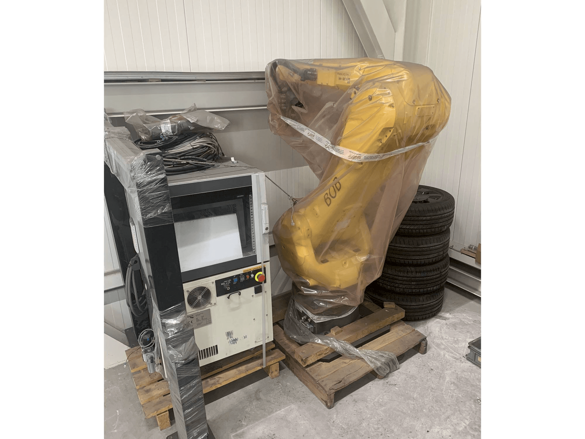 Front view of FANUC M-20iB machine