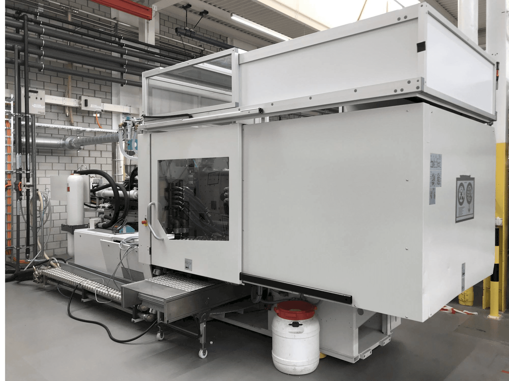 Front view of Sumitomo Demag EL-EXIS SP 200/560-675 machine