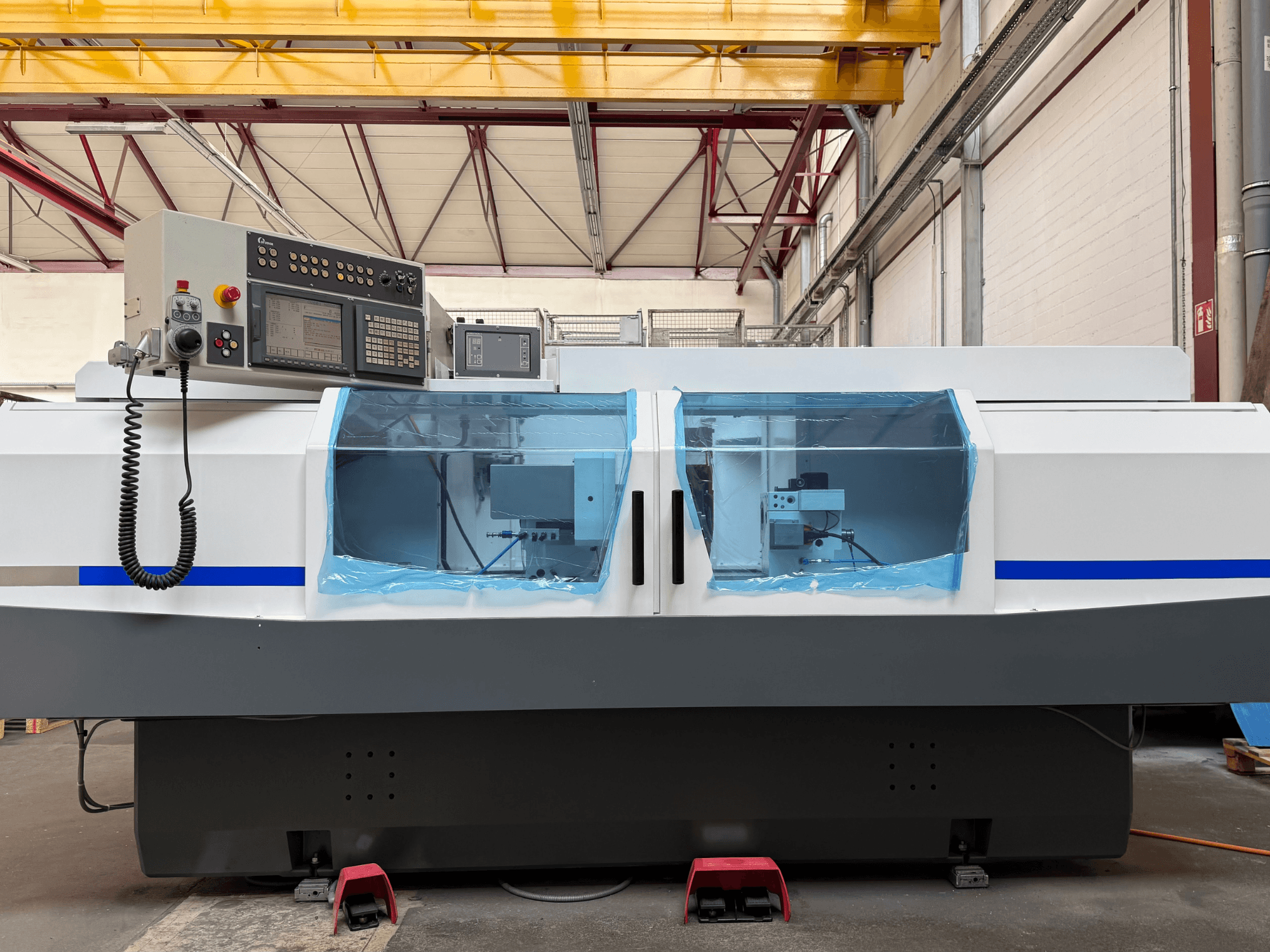 Cylindrical grinding machine STUDER S33 CNC in side view, featuring control panel and transparent safety covers.