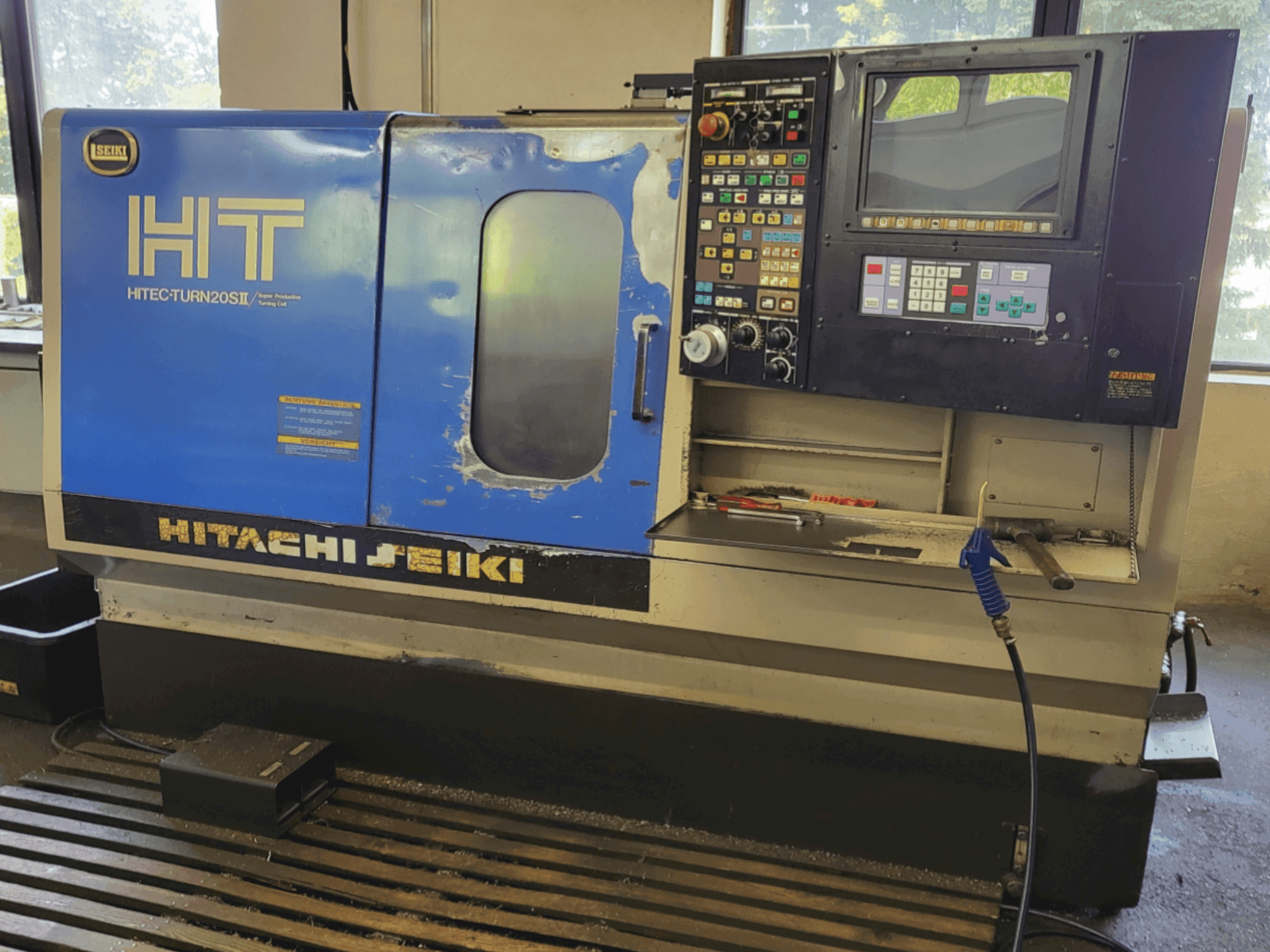 Front view of HITACHI SEIKI HT 20SII machine