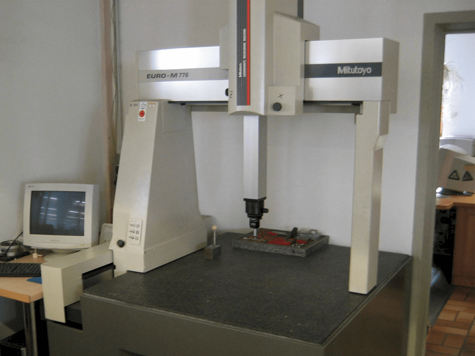 Front view of Mitutoyo Messmaschine Euro M machine