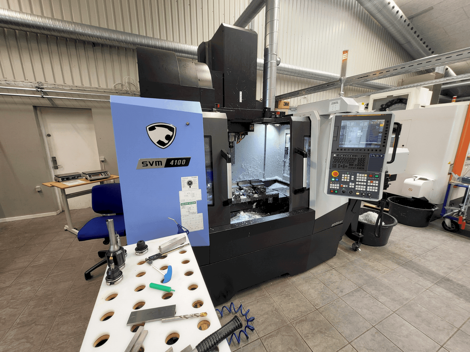 Front view of DOOSAN SVM4100 machine