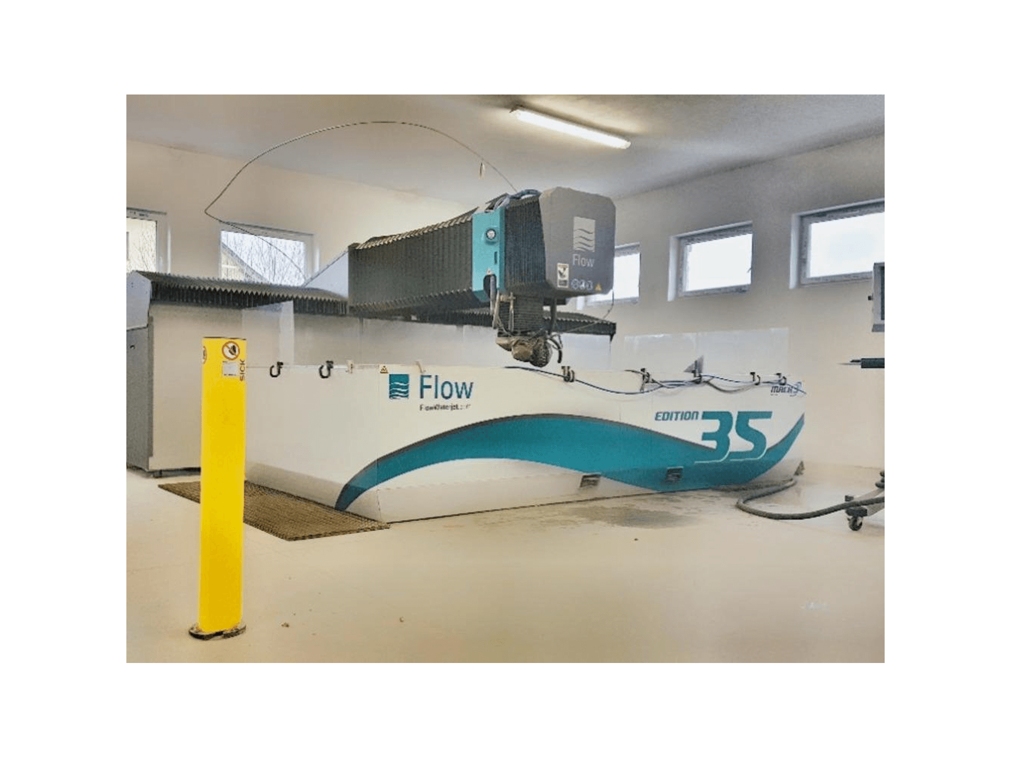 Front view of Flow MACH 3-4020b Edition 35 machine