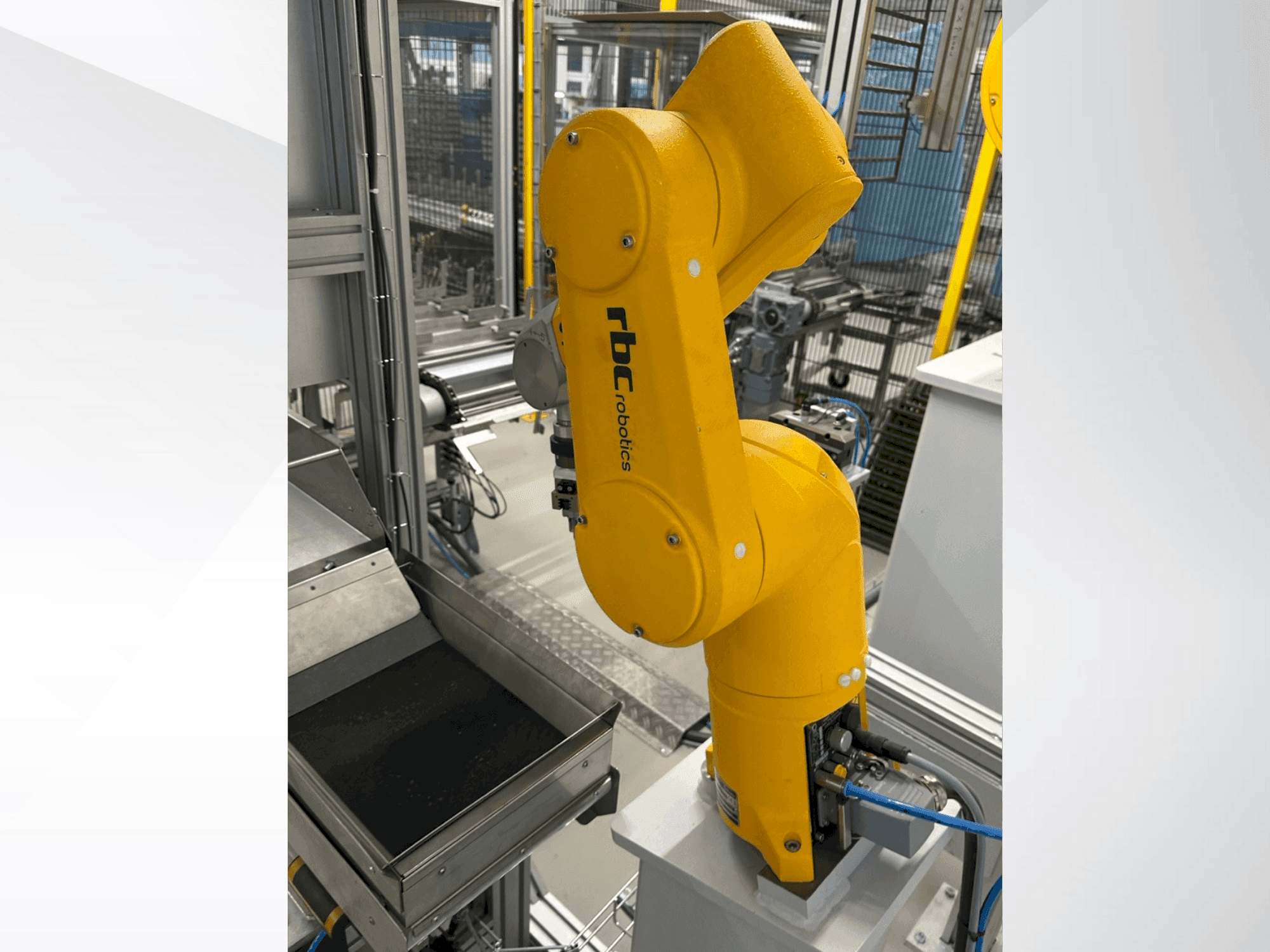 Front view of STAUBLI TX60 machine