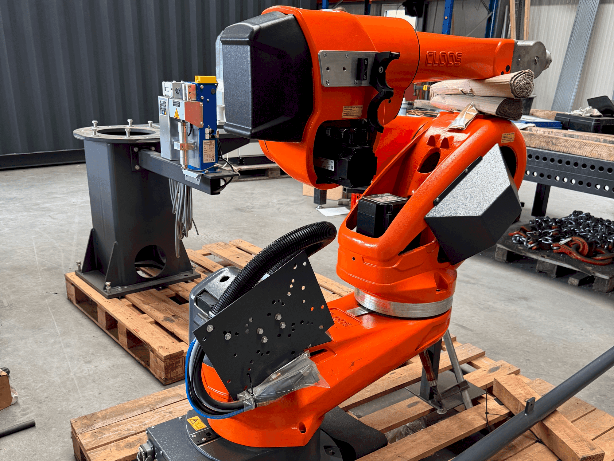 Front view of CLOOS QIROX QRC 350-E machine