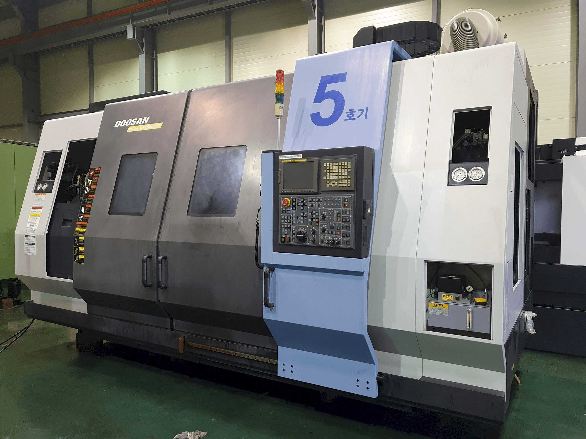 Front view of Doosan Puma MX2500LST machine