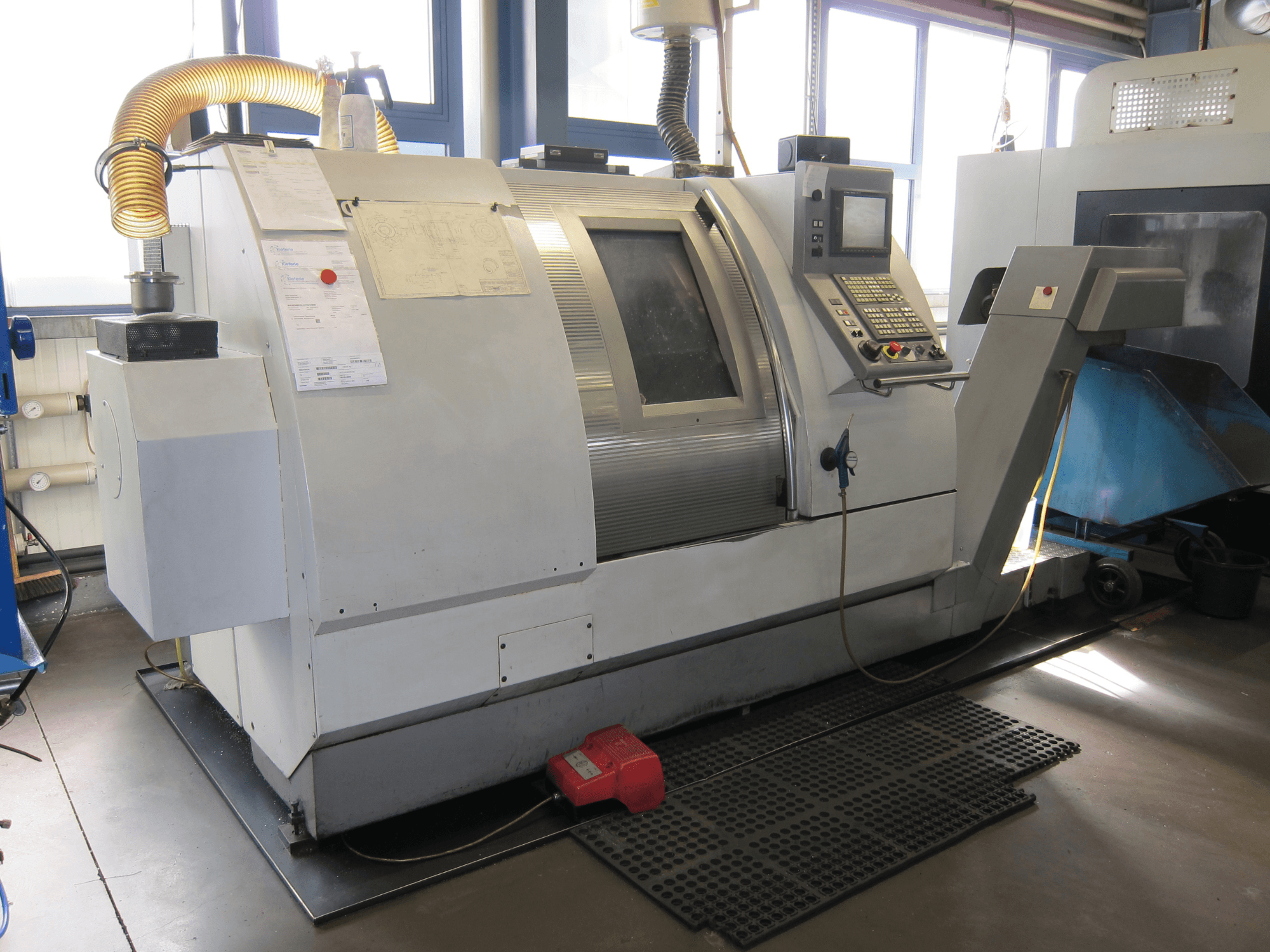 Gildemeister CTX 400 Serie 2 horizontal turning machine, side view, showcasing control panel and operational features.