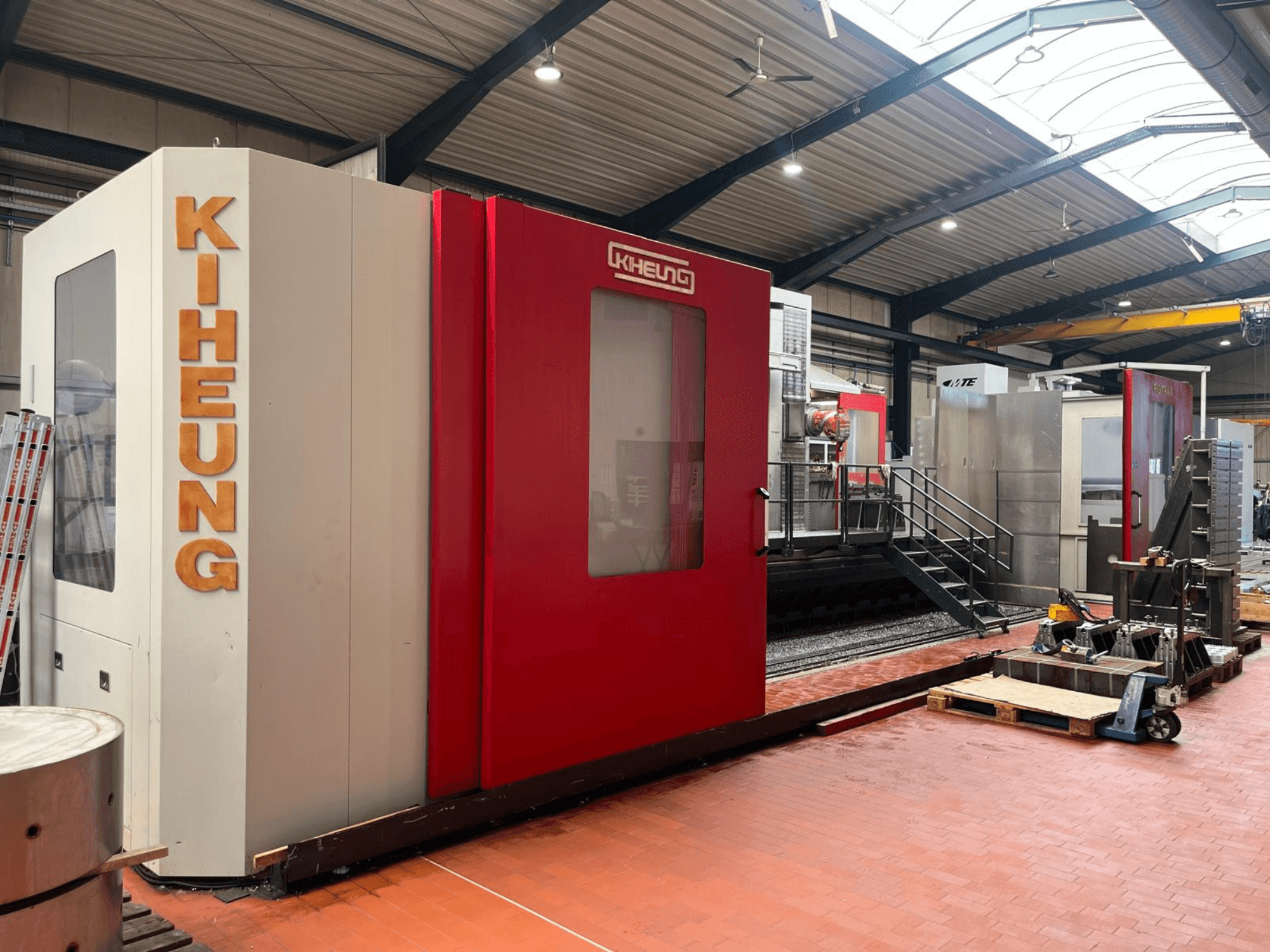 KIHEUNG RIGITRAX X 8000 bed type milling machine in a workshop, showing front view with red and white enclosure.