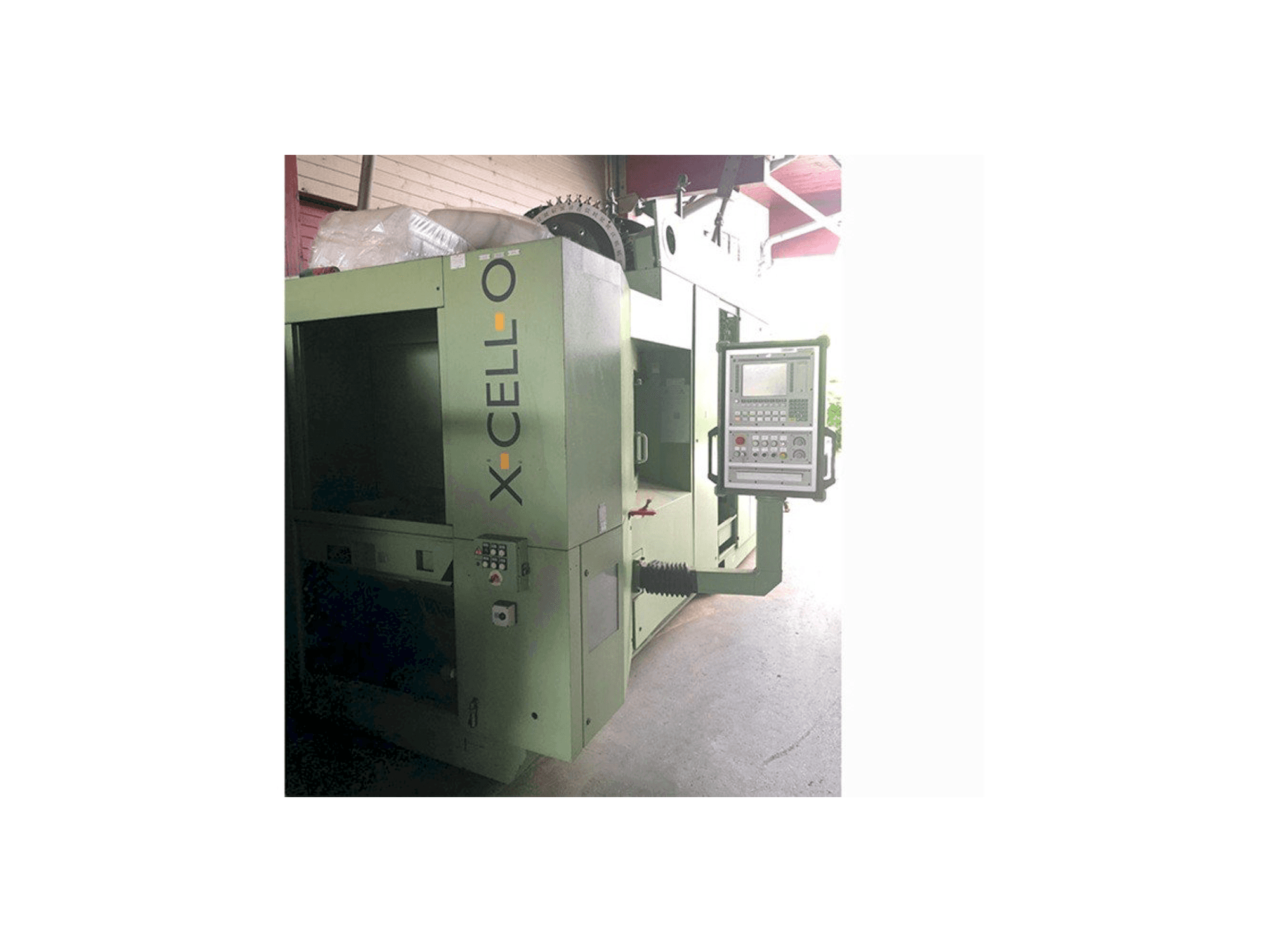 Front view of Ex-cell-o XHC 241 M/3 machine