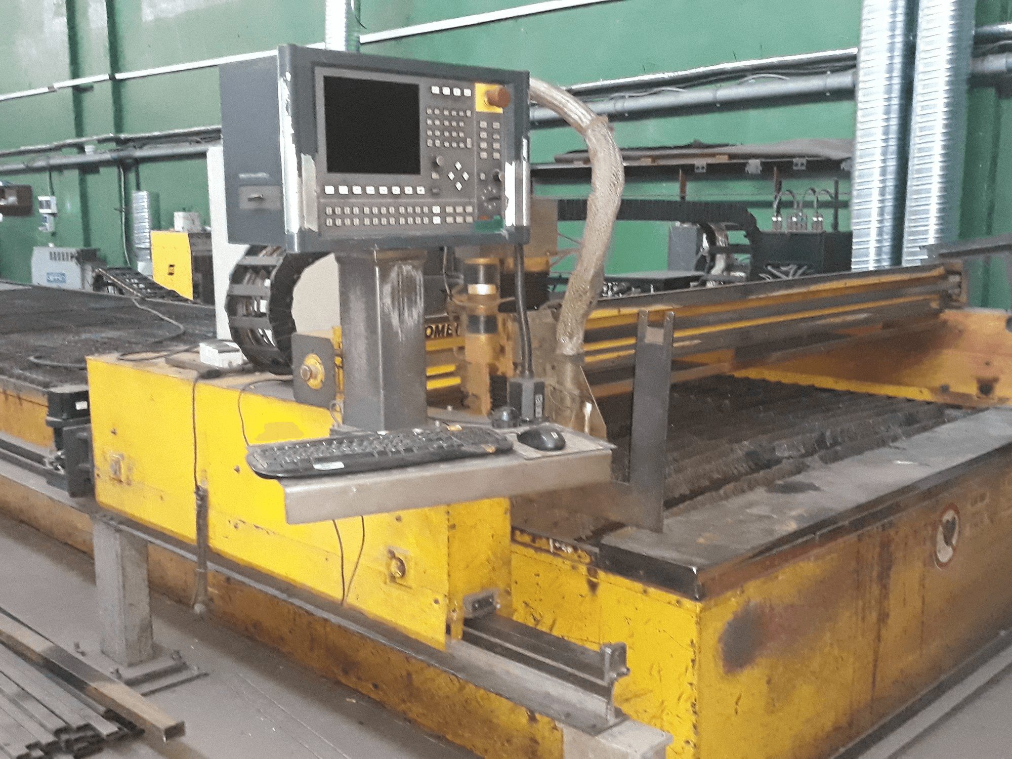 Front view of ESAB CXD-P 3000 machine