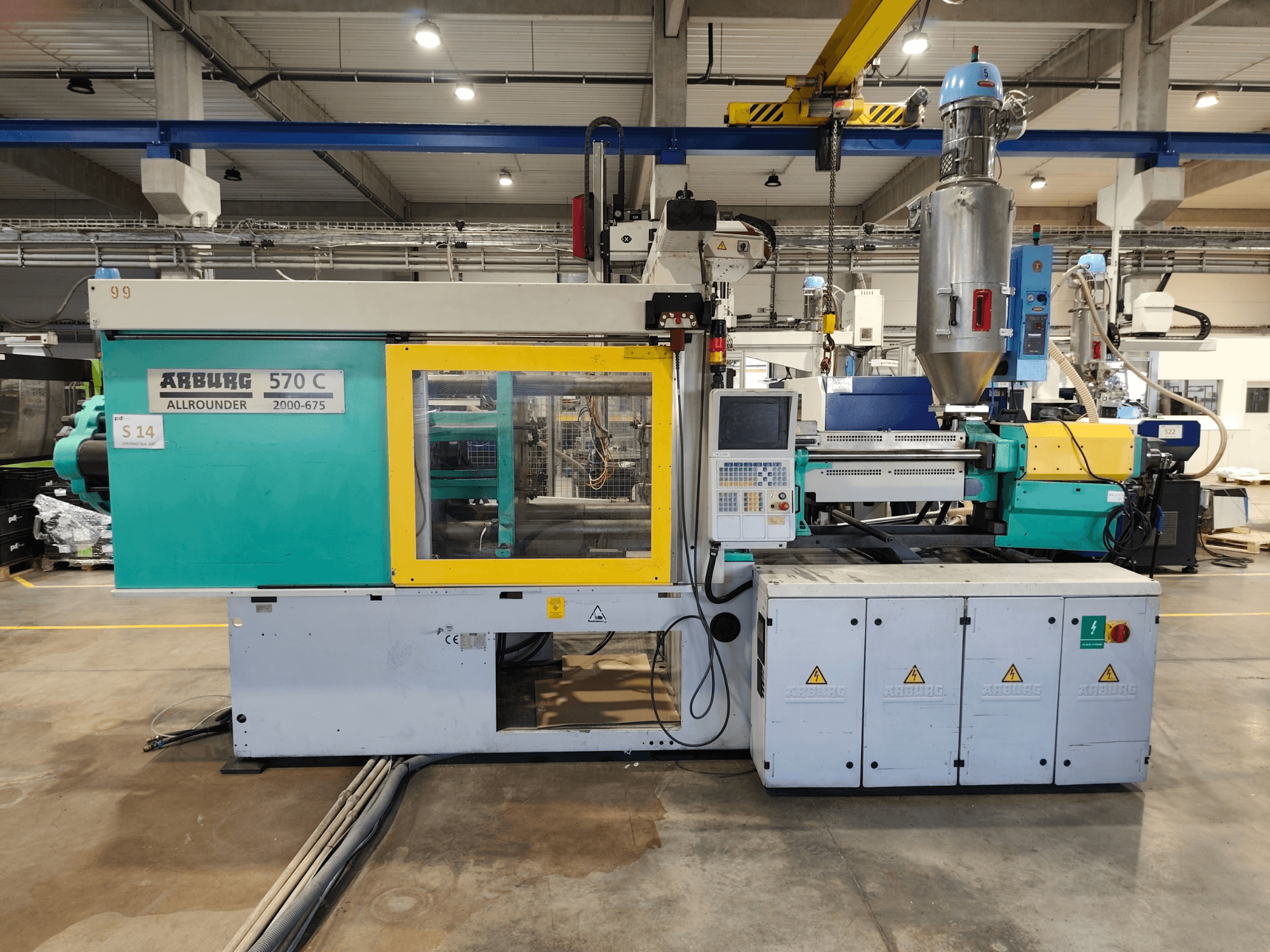 Hydraulic injection moulding machine Arburg Allrounder 570 C 2000-675, front view, featuring control panel and material hopper.