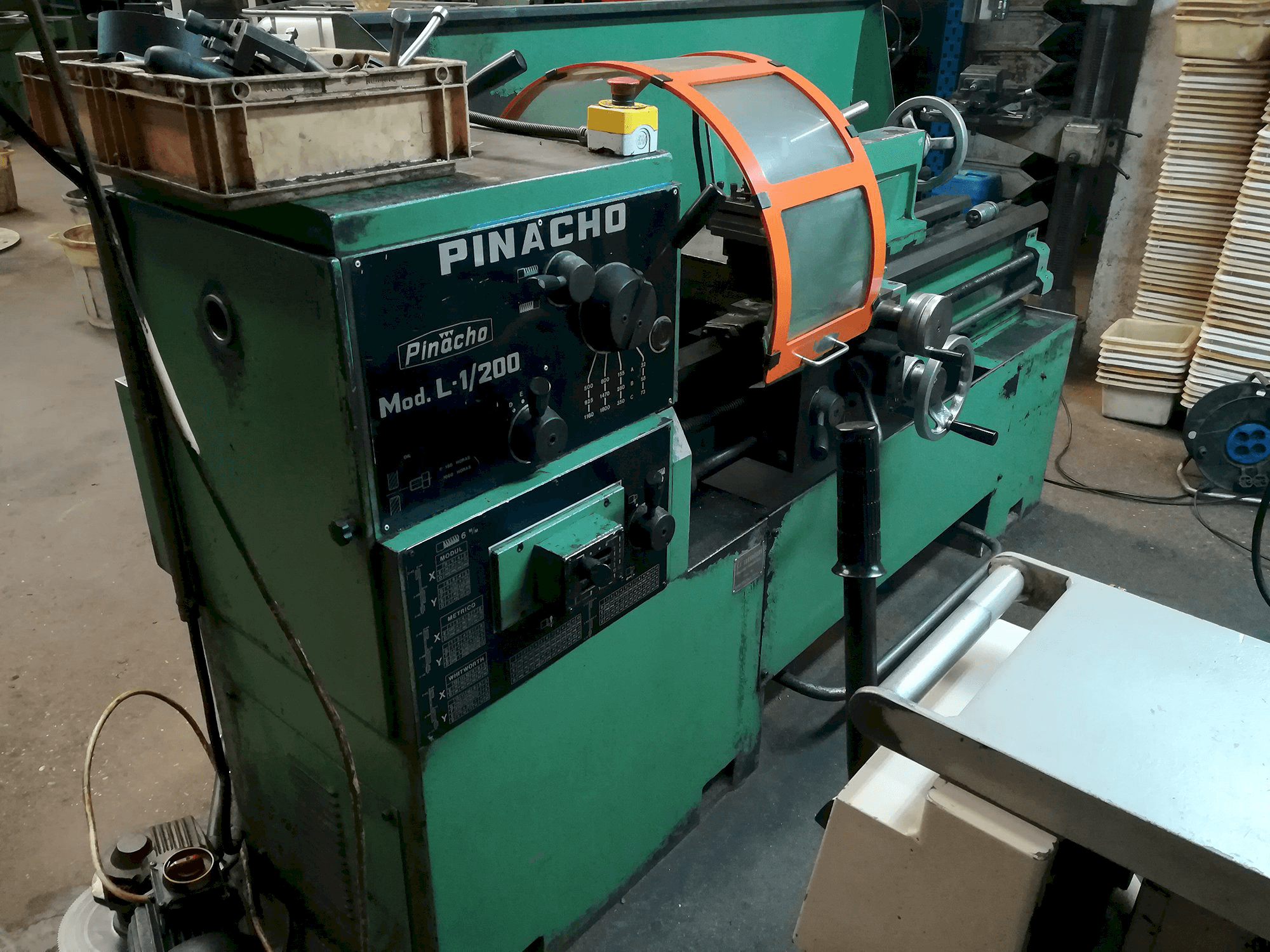 Left view of Pinacho L-1/200 Machine