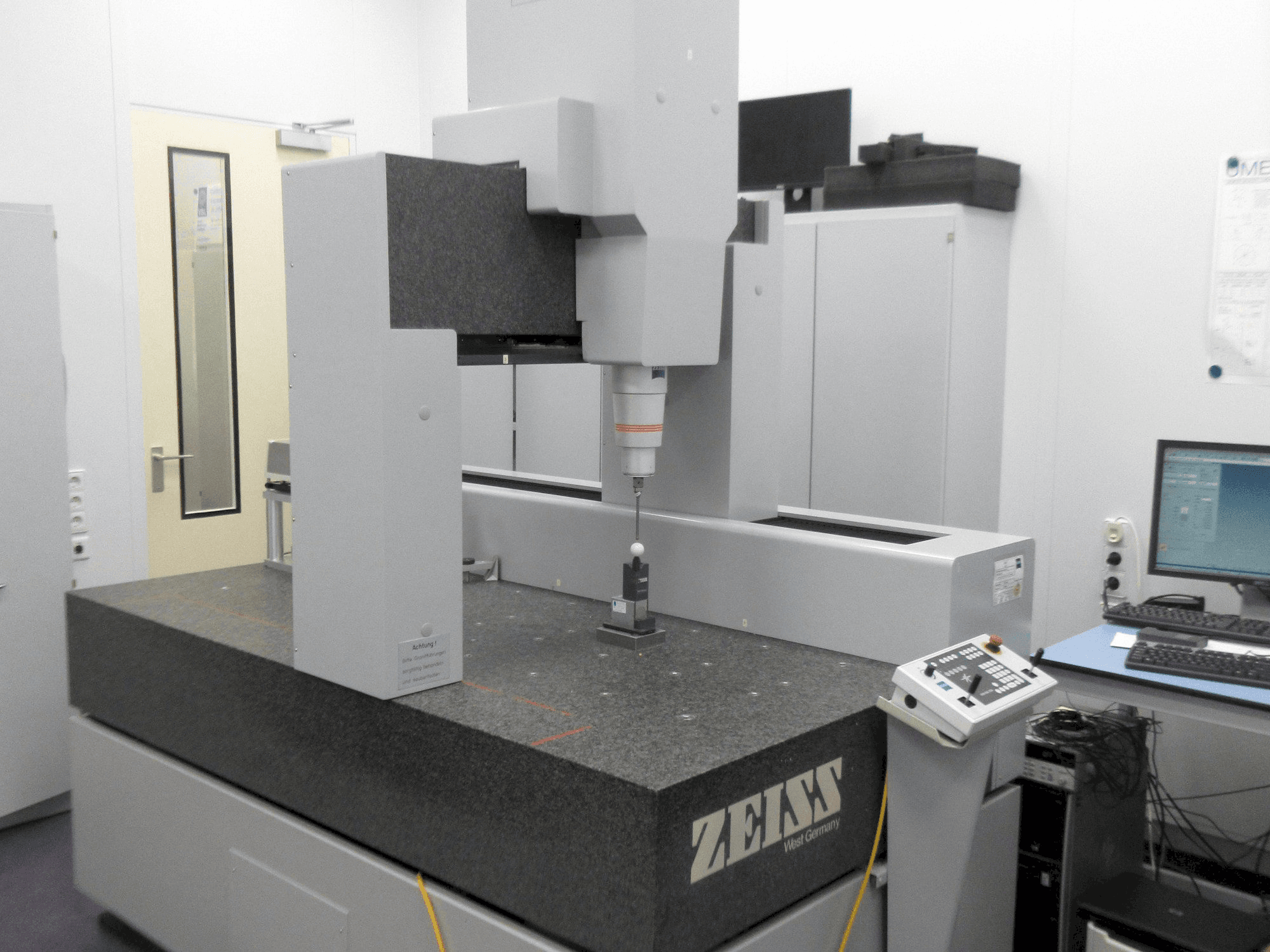 Front view of ZEISS UC 850 machine