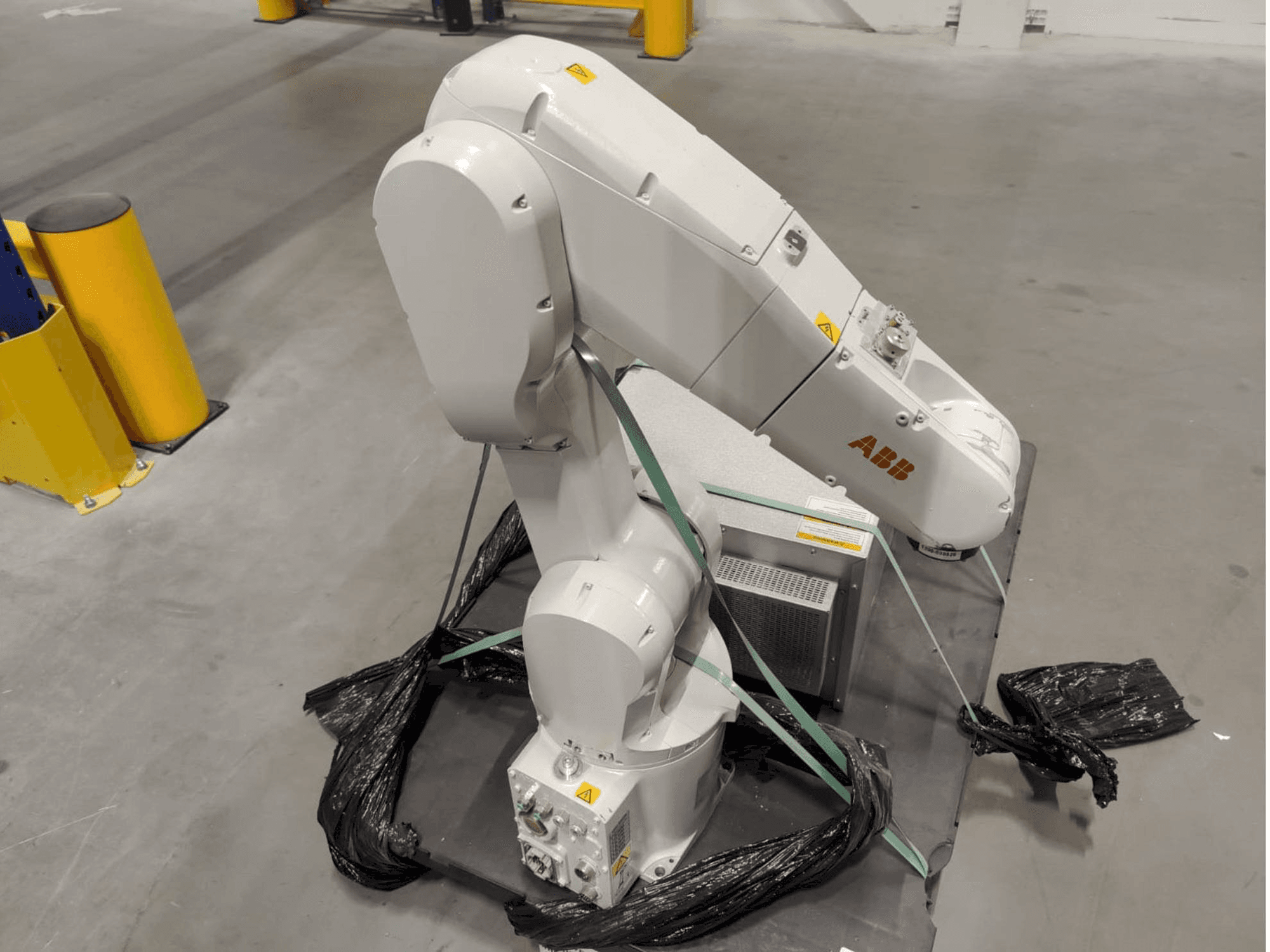 Front view of ABB IRB1200 M2004 machine