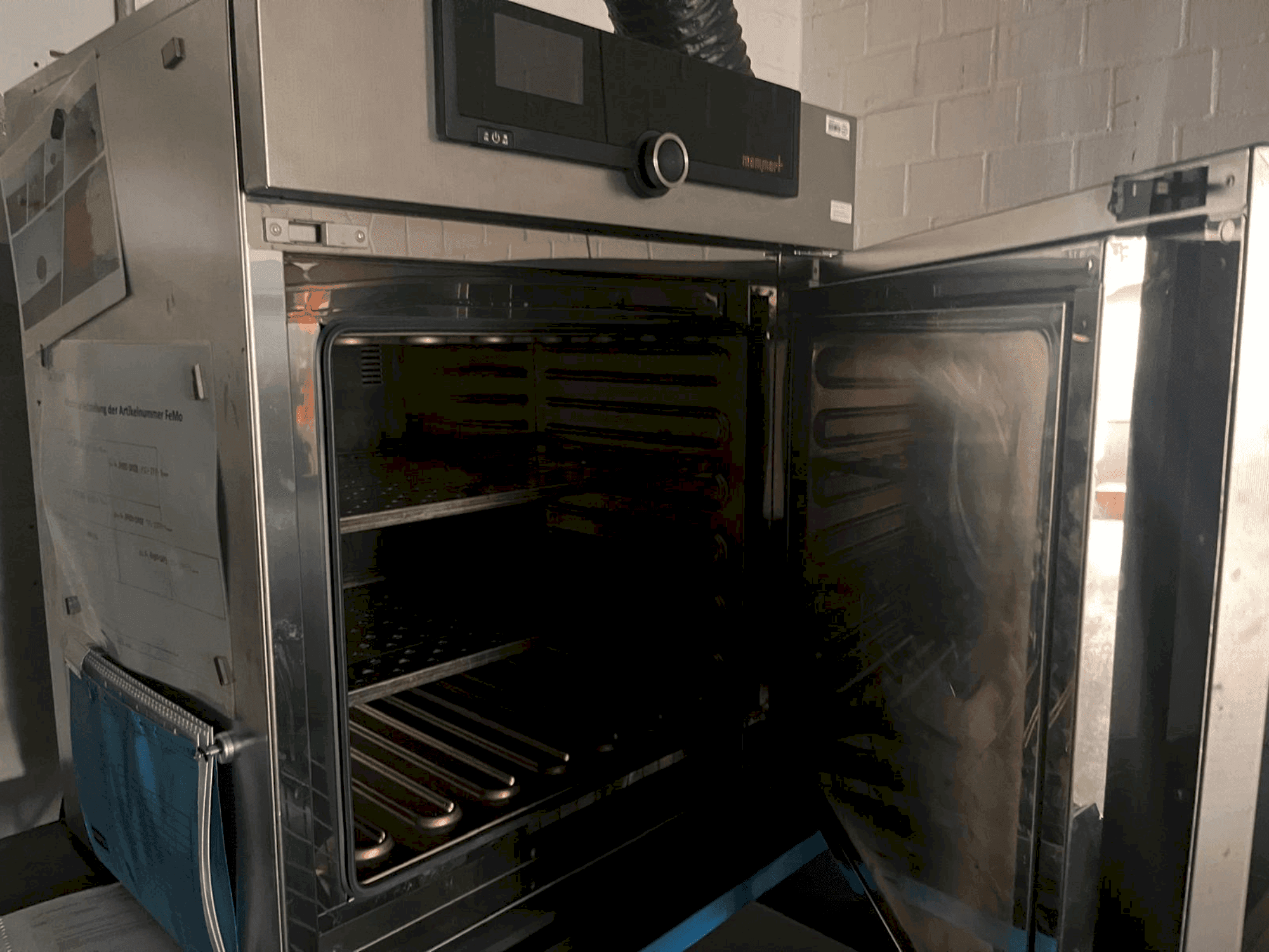 Front view of MEMMERT UN110 machine