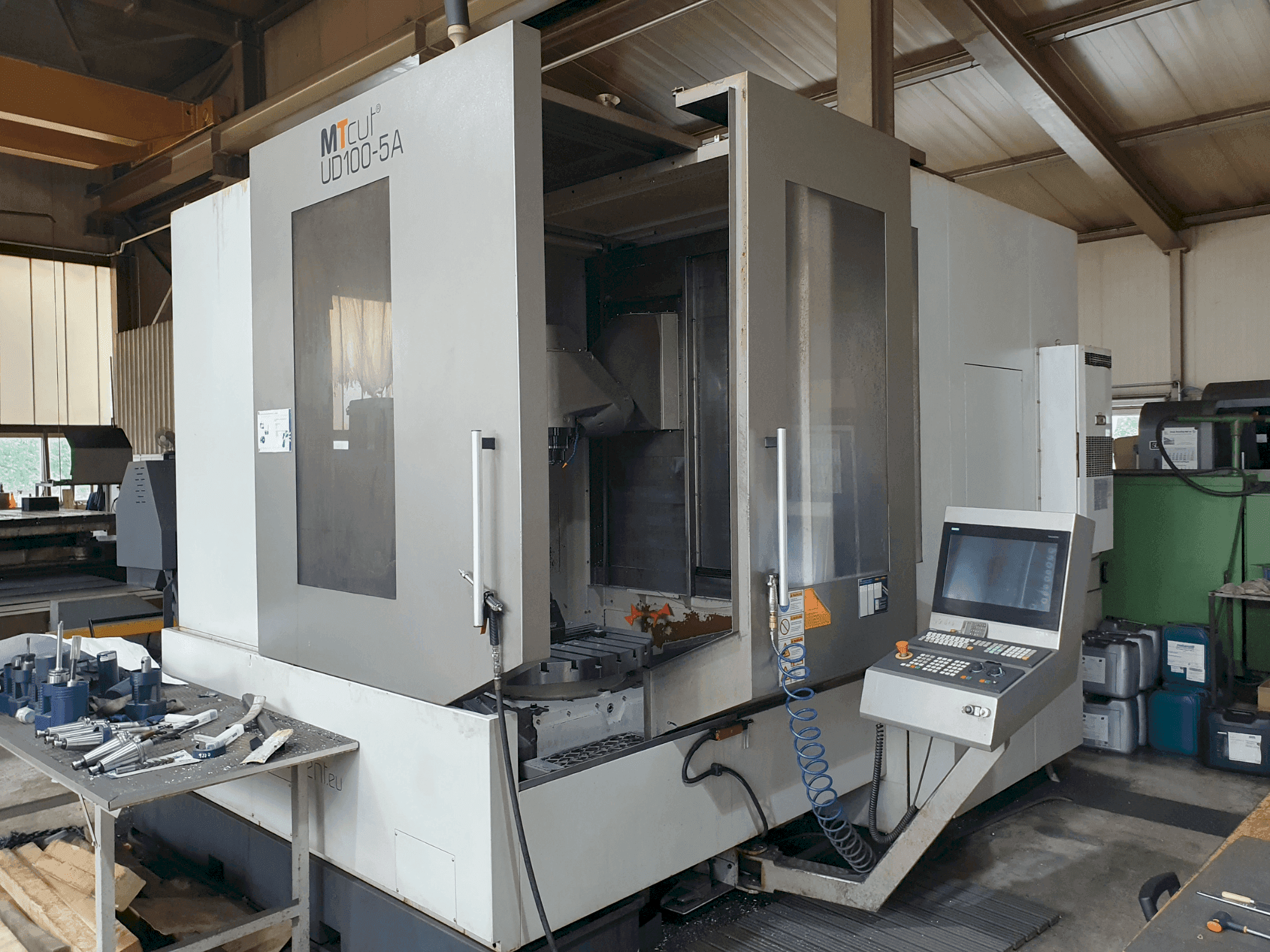 Front view of MTcut UD100-5A machine