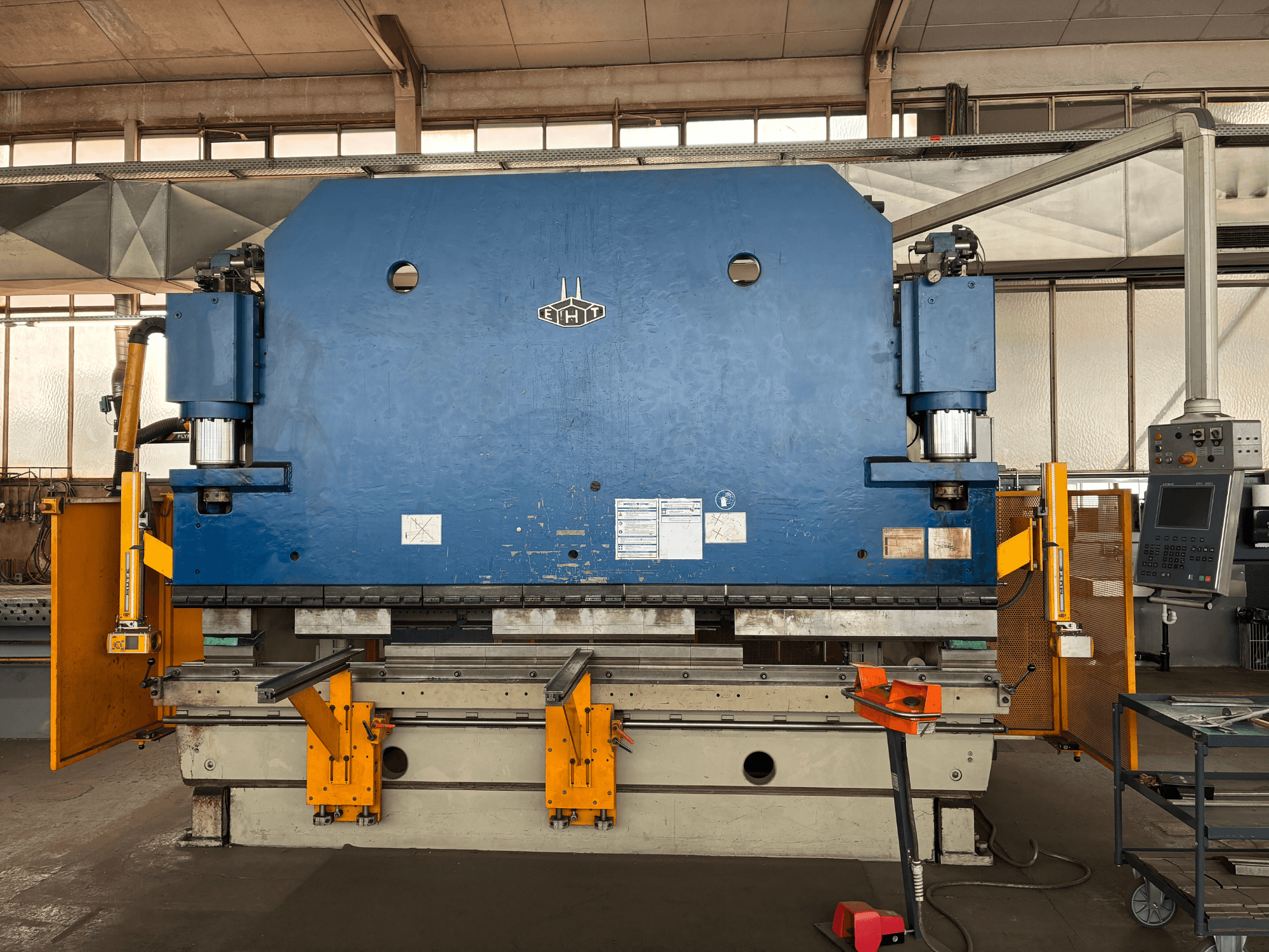 Bridgeport VMC 1000 22 vertical machining center, front view showing blue casing, control panel, and operational components.