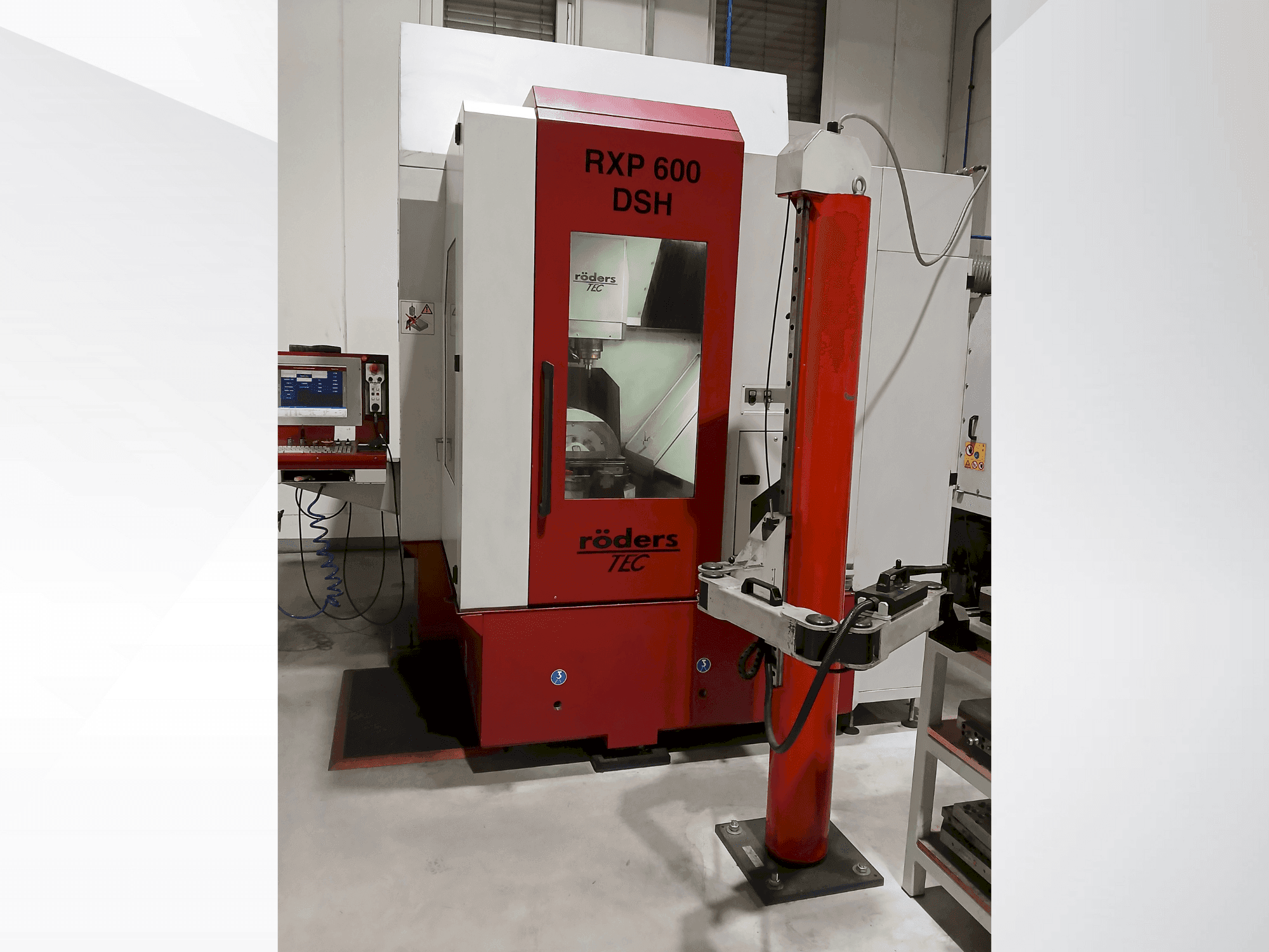 Front view of Röders TEC RXP 600 DSH machine