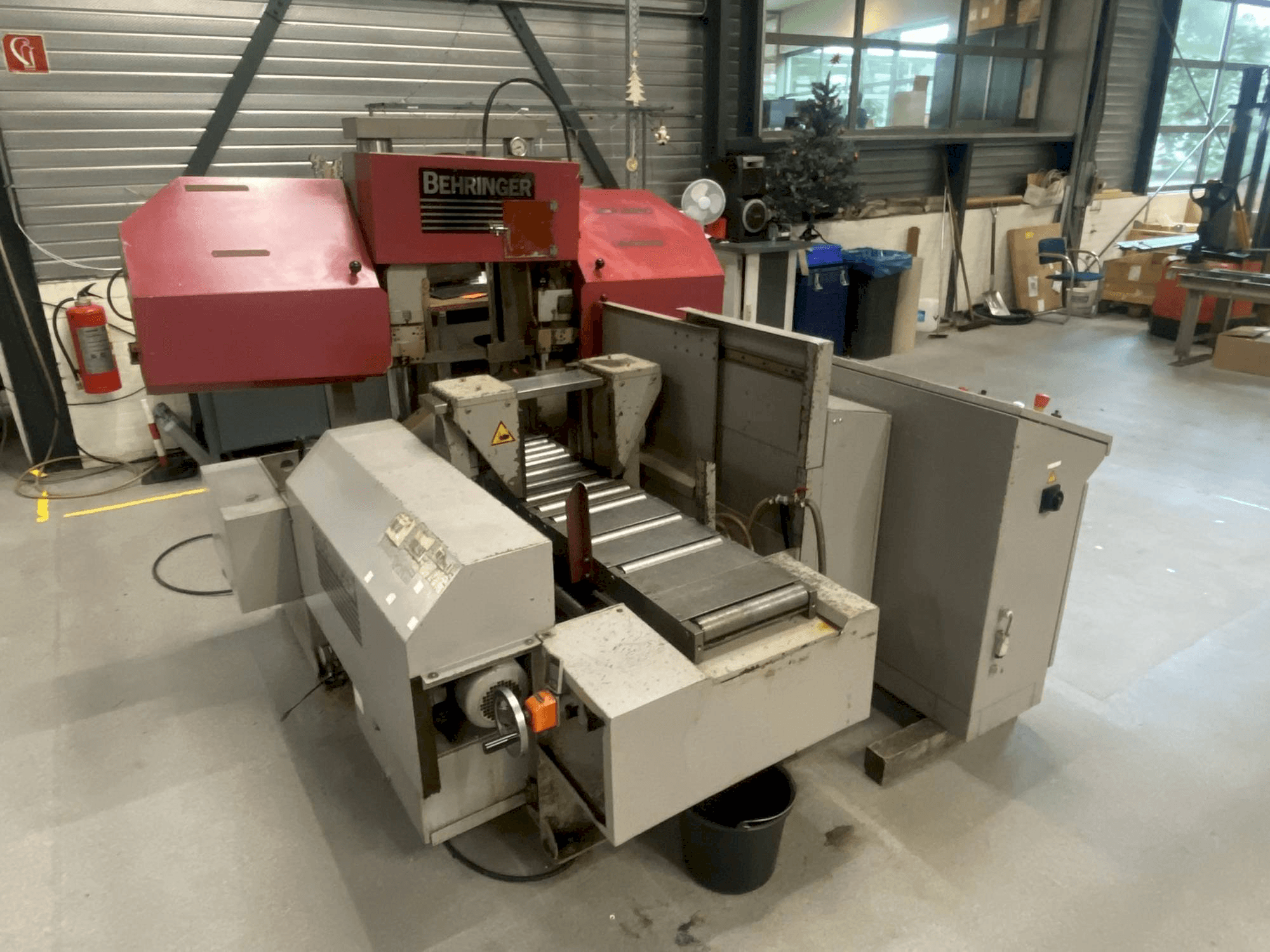 Front view of Behringer HPB 303A machine