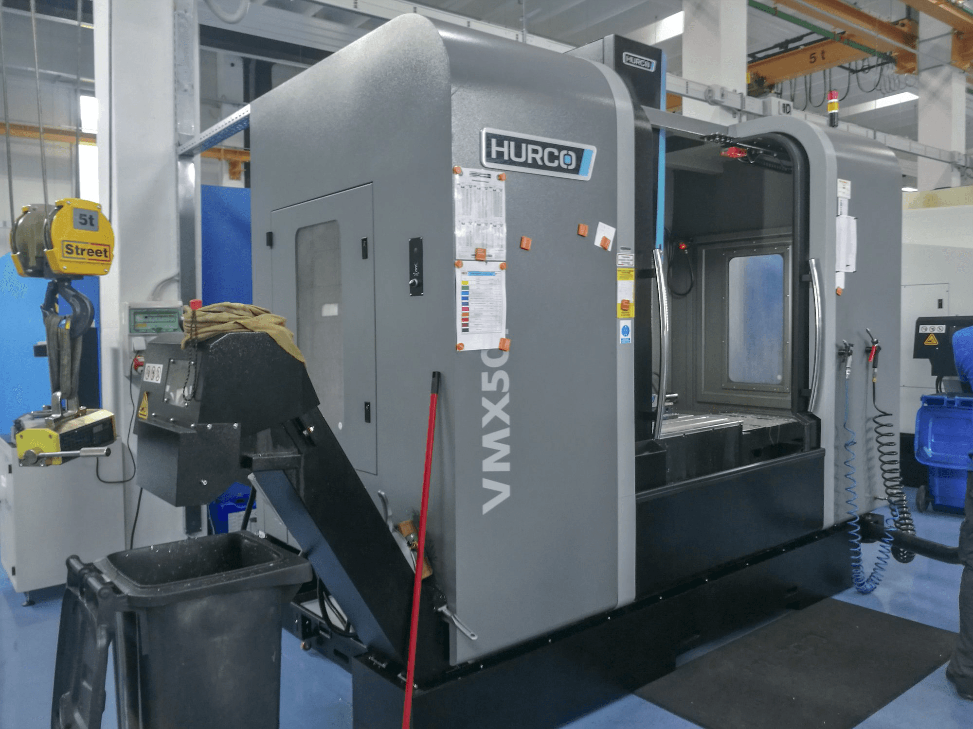 Left view of Hurco VMX 50i machine