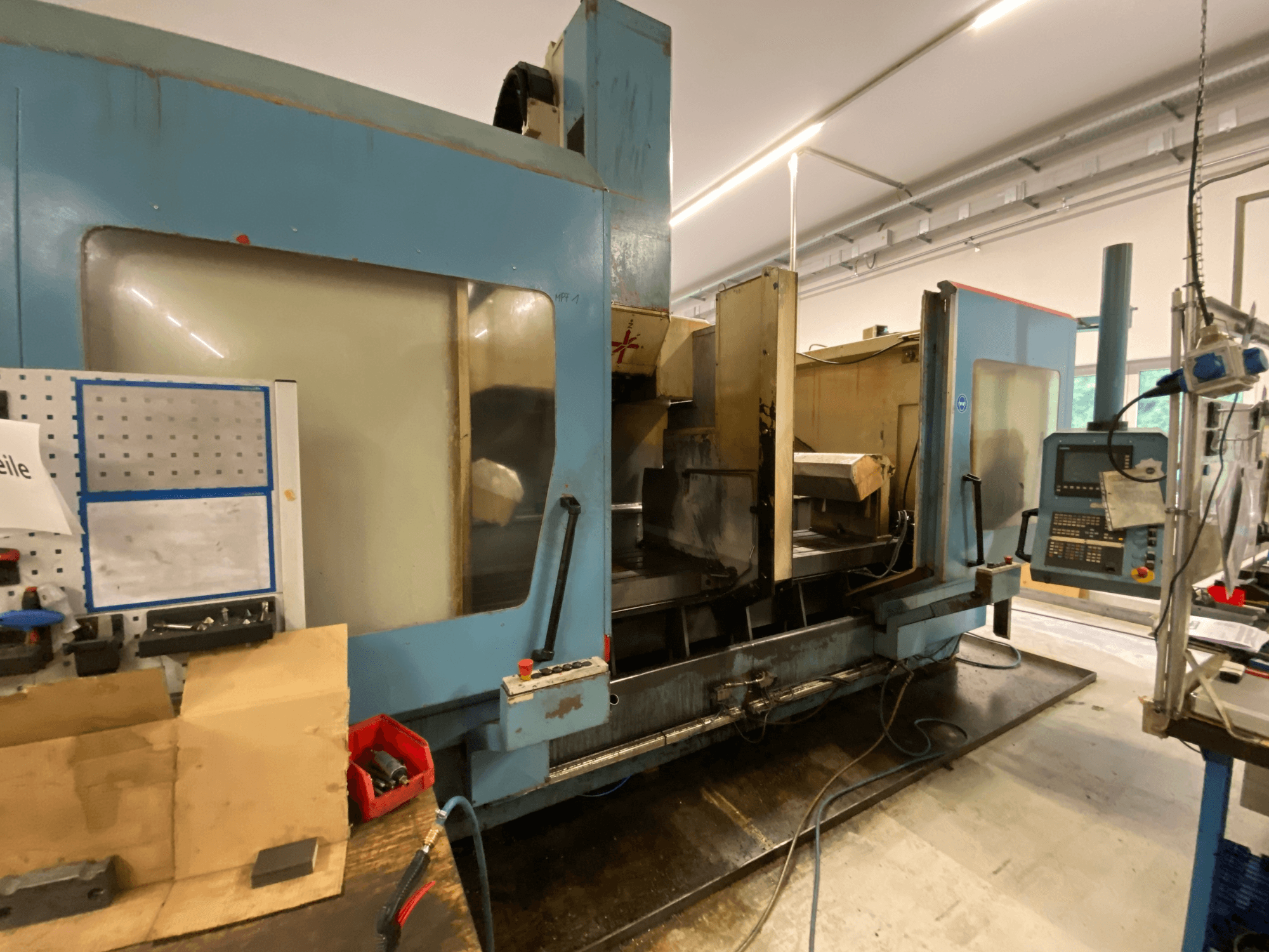 Vertical machining centre HEDELIUS BC 60, front view, showing control panel, work area, and surrounding tools.