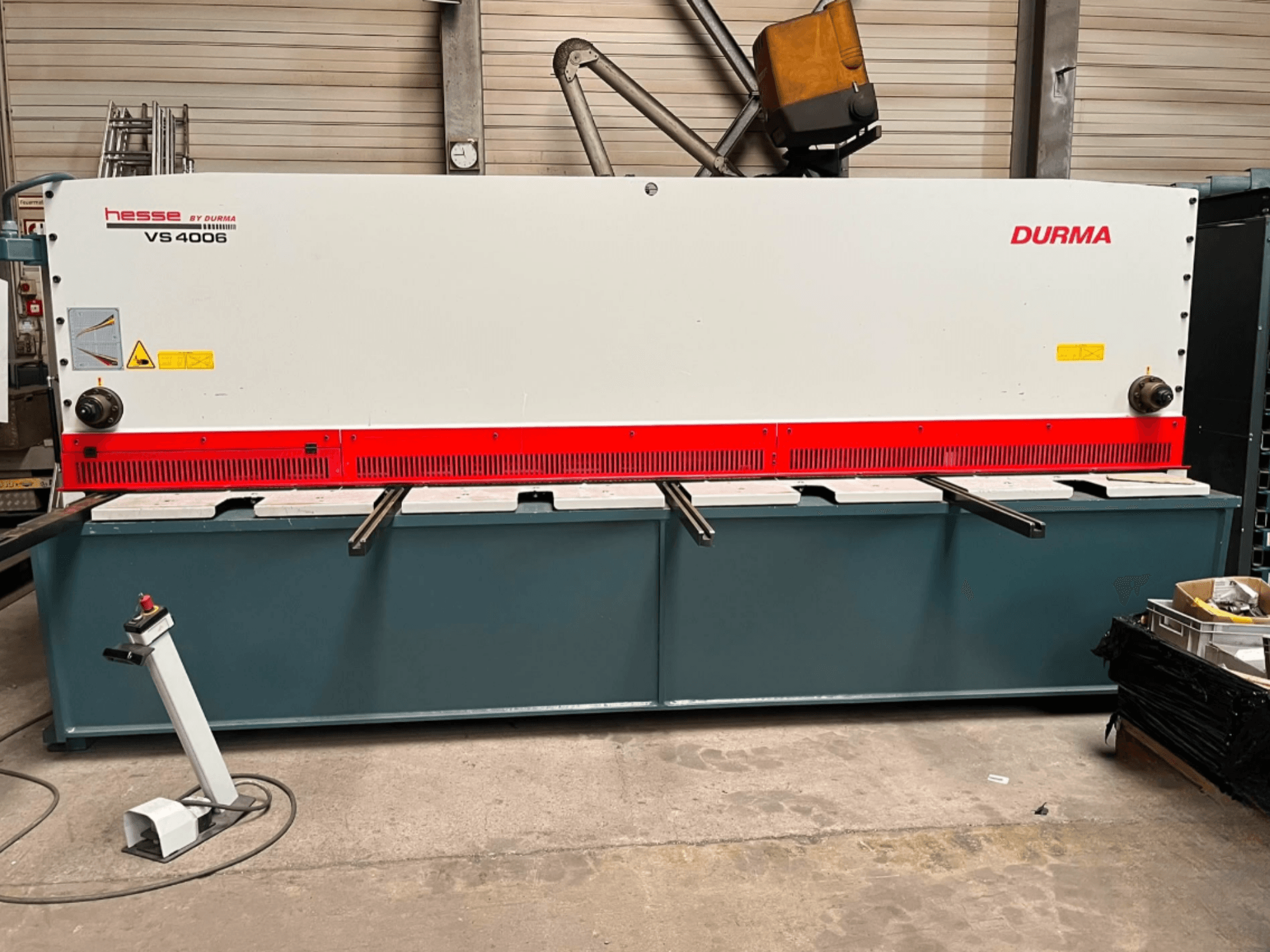 CNC shearing machine Durma VS 4006, front view, with cutting blade and control panel visible on a sturdy base.