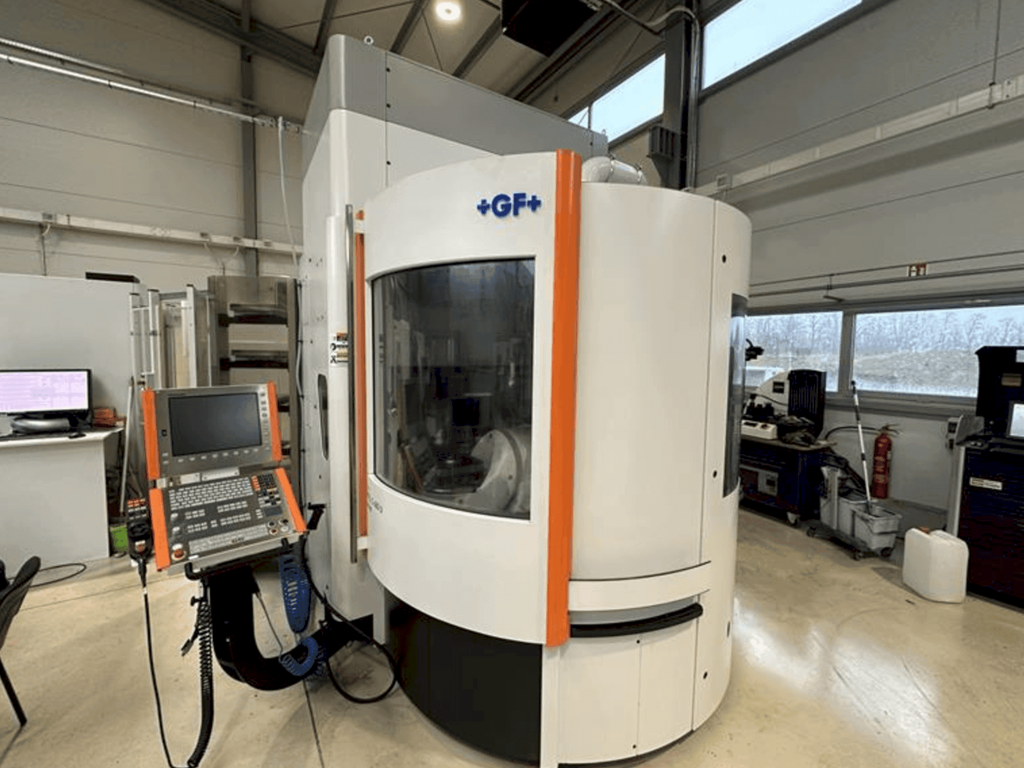 Front view of MIKRON Mill S 600 U machine