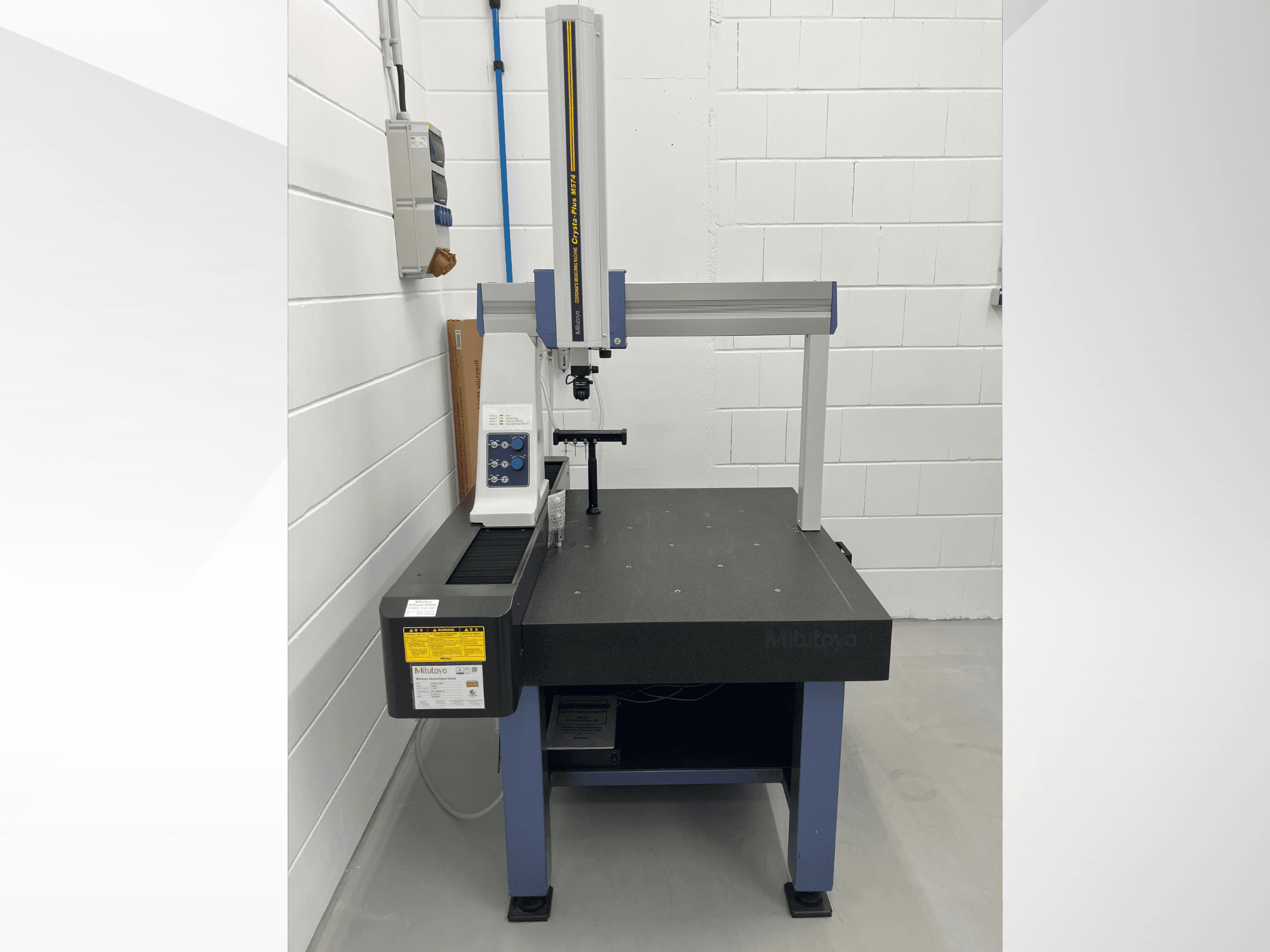 Mitutoyo Crysta-Plus M574 Coordinate Measuring Machine, front view; features a horizontal measuring bridge and control panel.