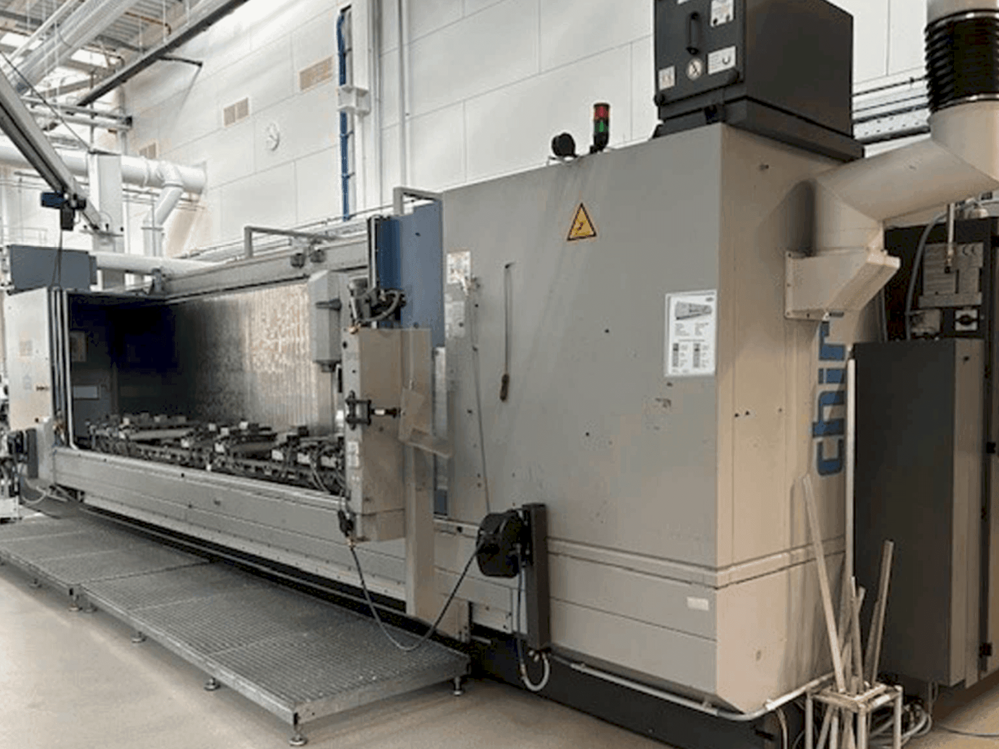 Front view of CHIRON Mill 6000 SK machine