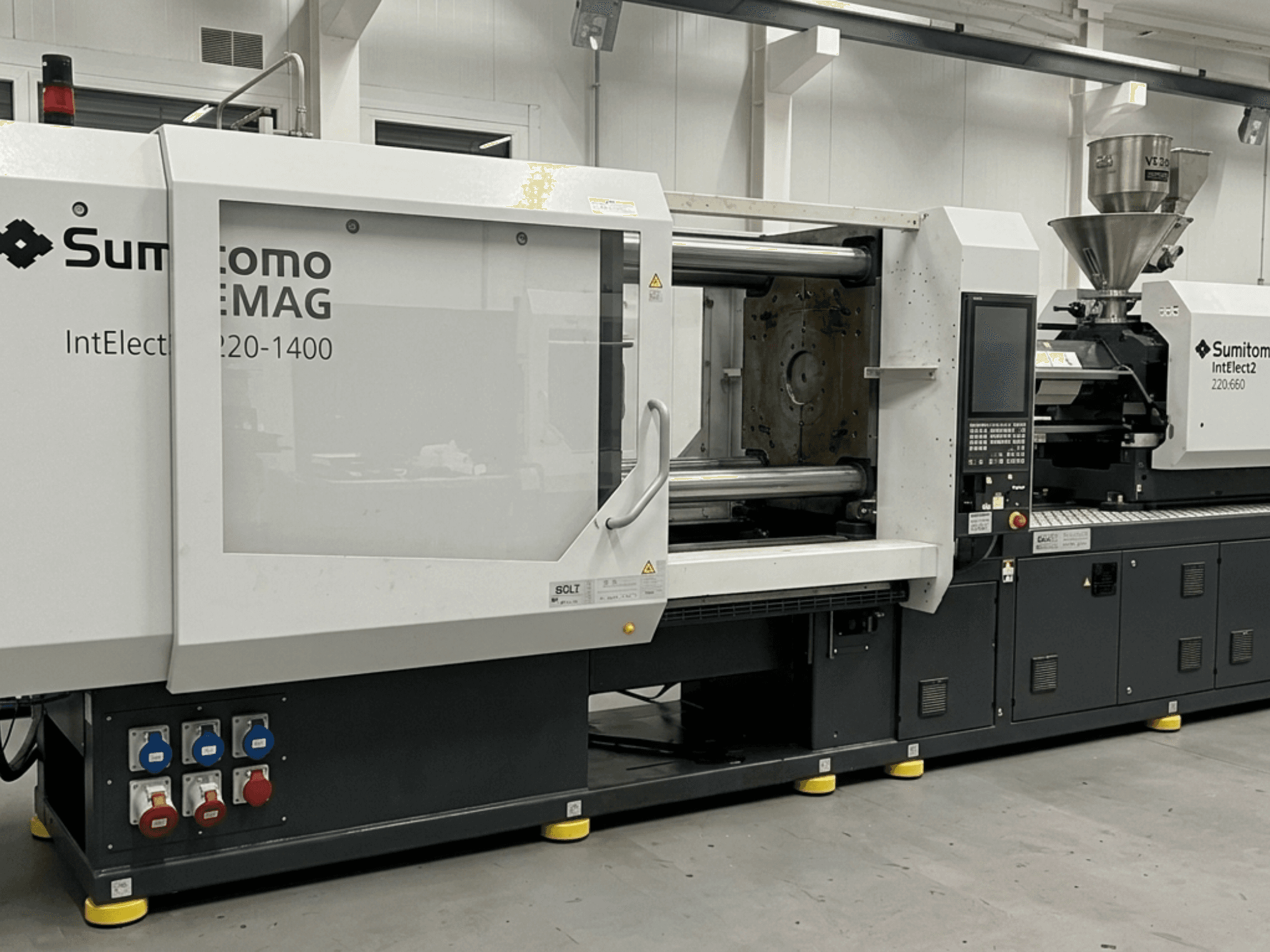 Electrical injection moulding machine SUMITOMO SHI DEMAG IntElect2 S 220/660-1400, front view with detailed control panel and hopper.
