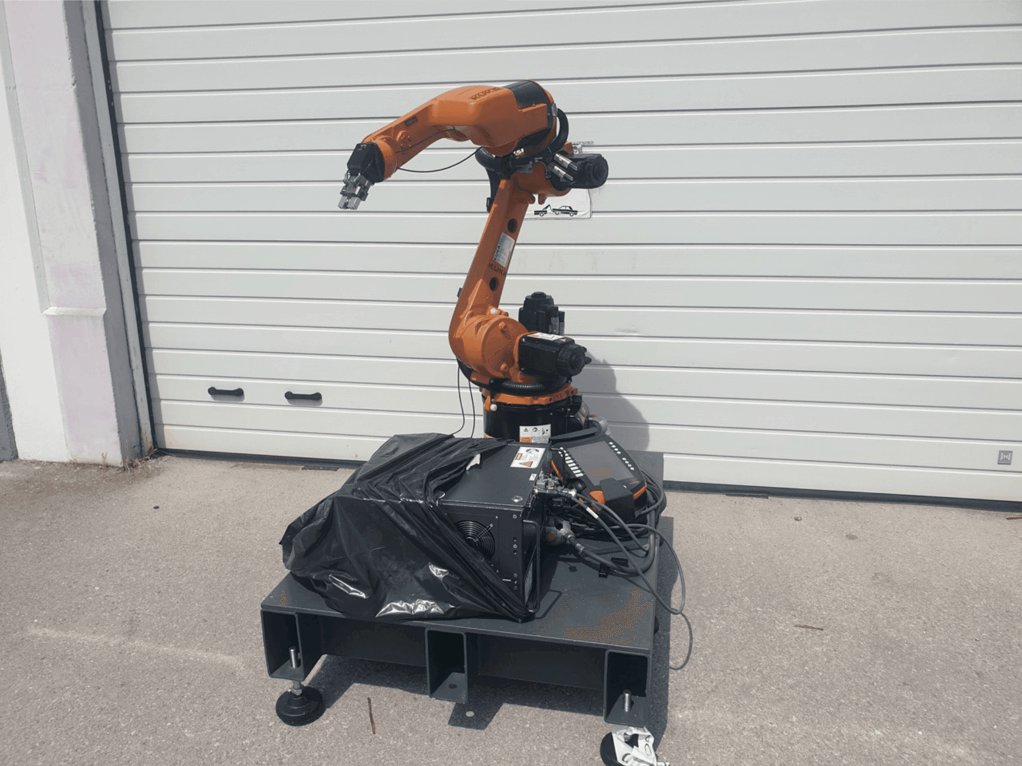 Front view of KUKA KR 8 R1420 machine
