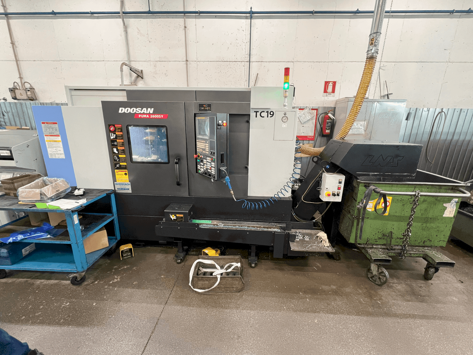 Front view of DOOSAN 2600 SY machine