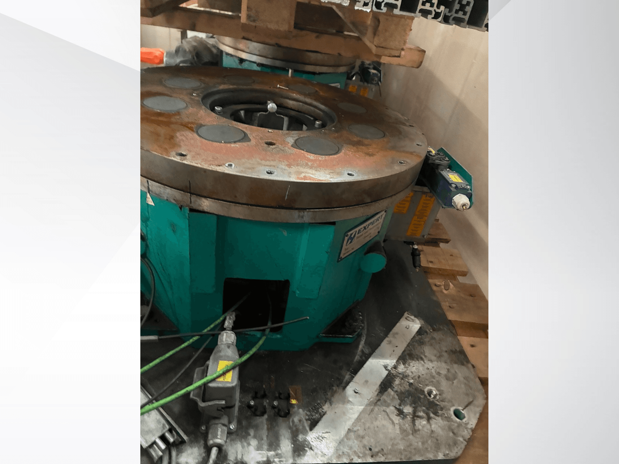 EXPERT EDX810/0250/8 automation equipment viewed from the side, featuring a metal base, control mechanisms, and wear on the surface.