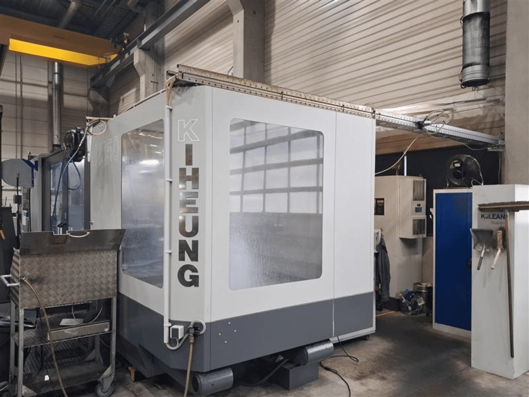 Bed type milling machine KIHEUNG Volmatec KNC U1050, front view showing metal casing and control unit background.