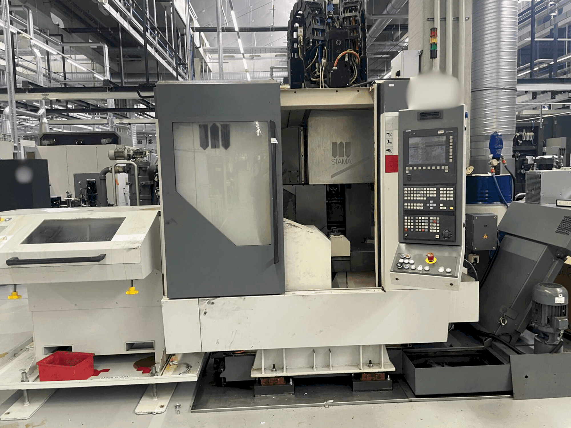 Front view of STAMA MC 526/M machine