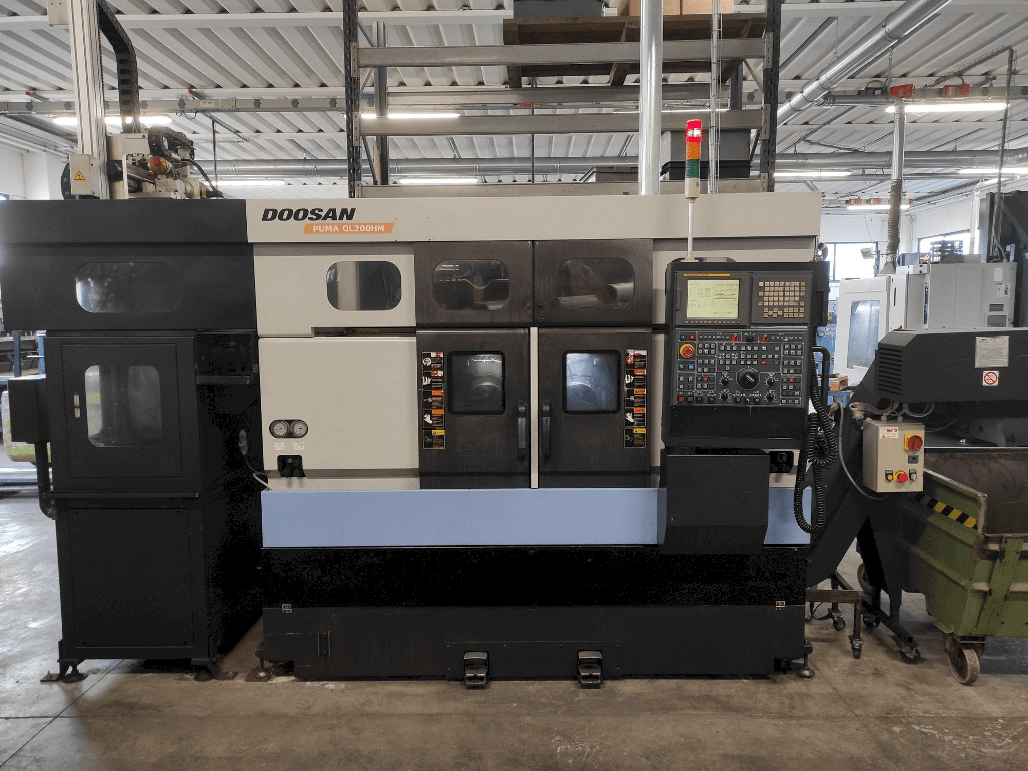 Front view of Doosan Puma QL200HM machine