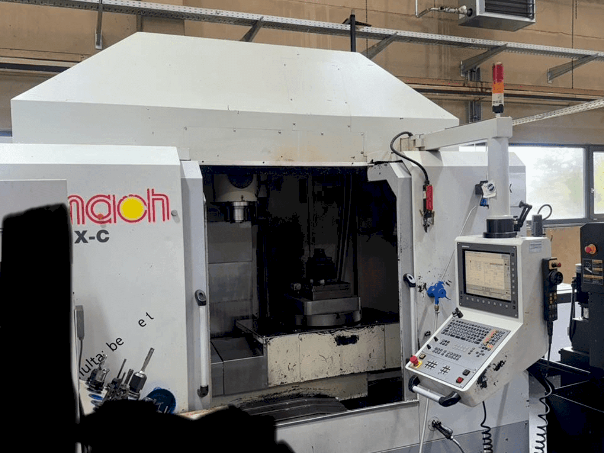 Front view of Eumach HSM-5XC machine