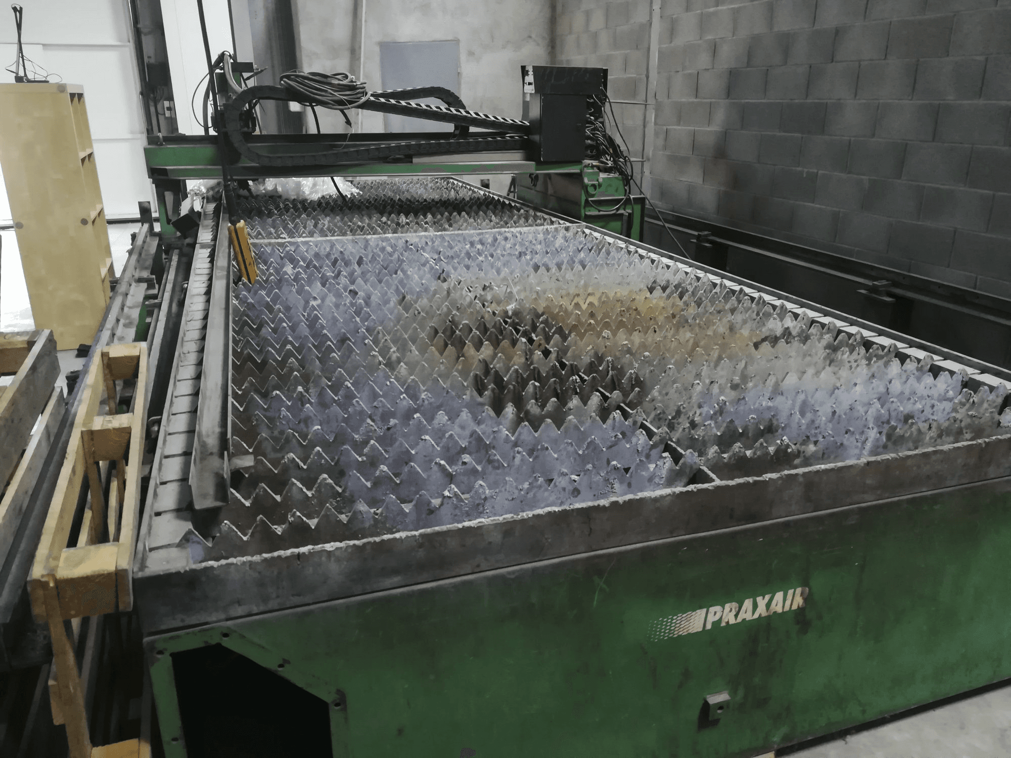 Front view of Praxair P 2500S Machine
