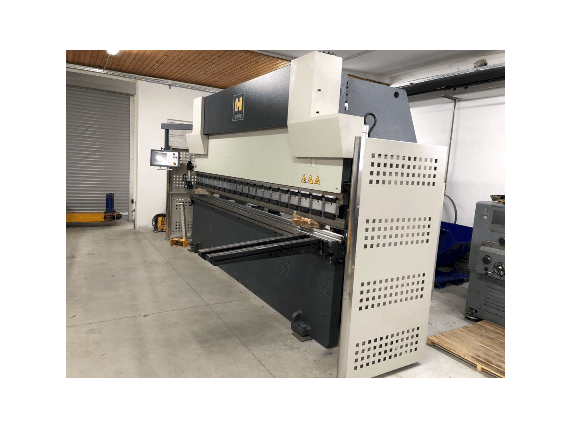 Front view of HACO SYNCHROMASTER 40175 machine