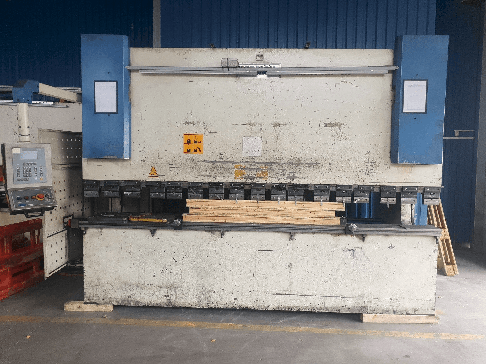 Front view of ERMAK CNCHAP 3600x200 machine