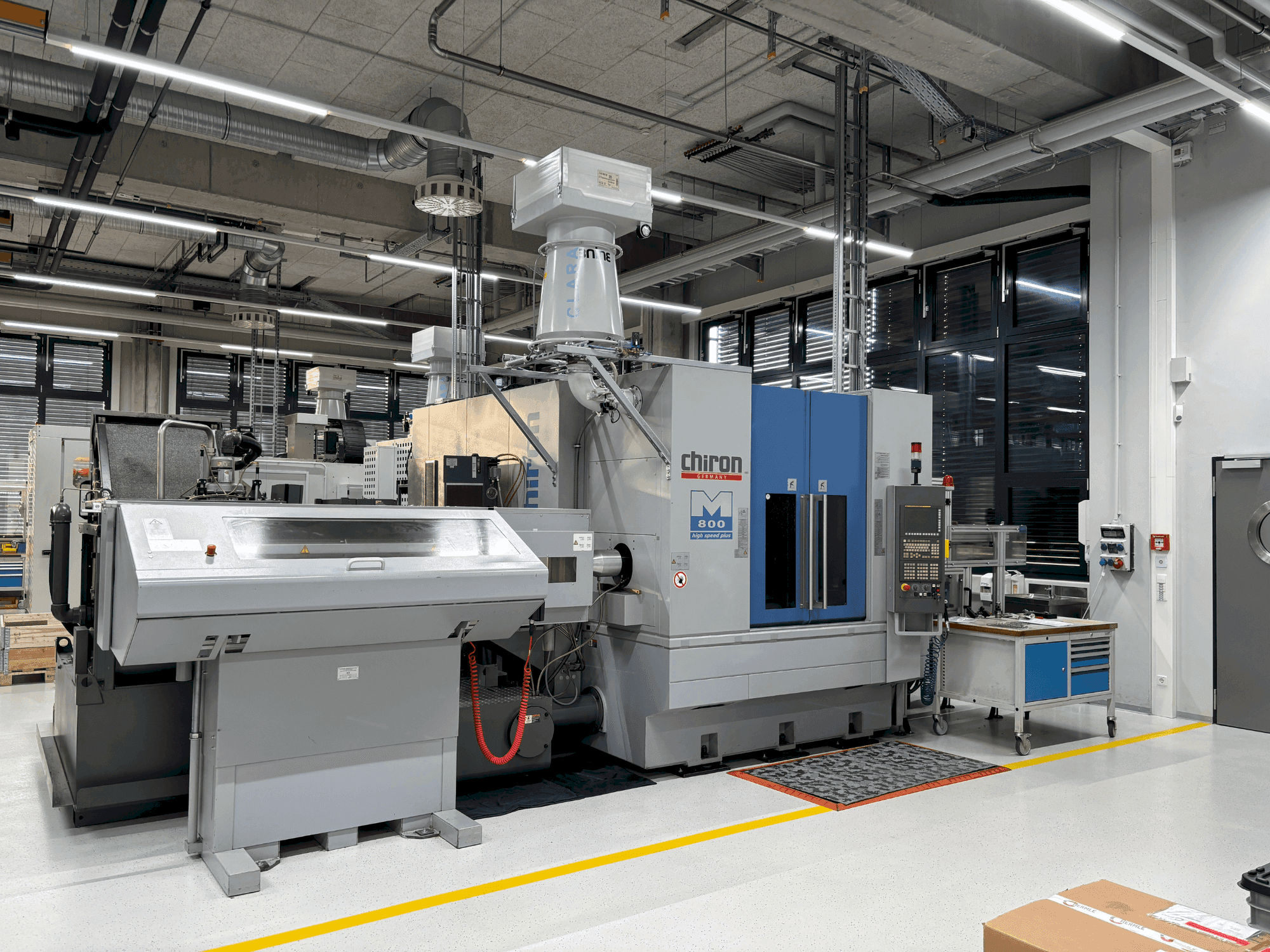 Front view of CHIRON Mill 800 machine