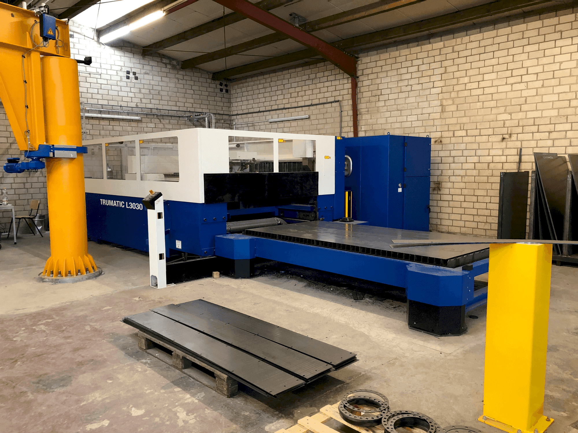 Front view of TRUMPF Trumatic L3030 machine