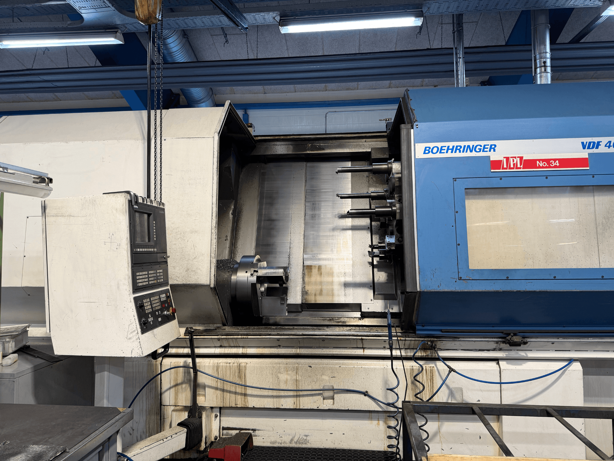 Horizontal turning machine BOEHRINGER VDF 400 CM, front view showcasing the control panel and main work area.