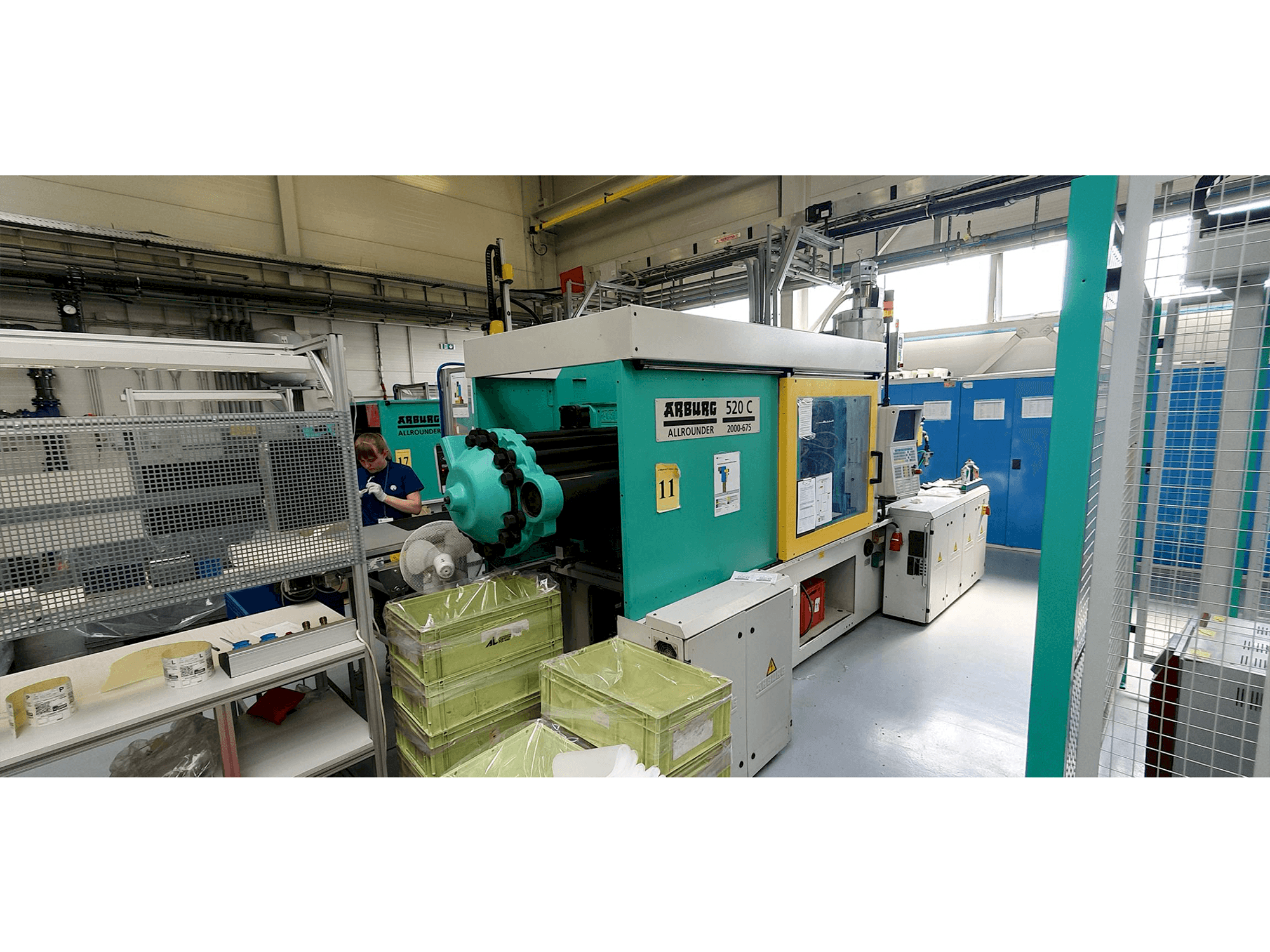 Front view of Arburg Allrounder 520 C 2000-675 machine