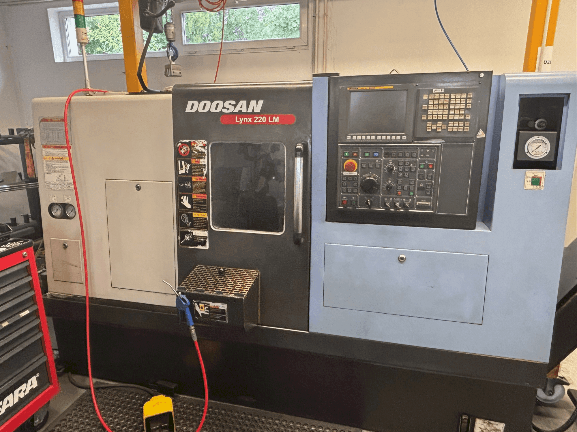 Front view of DOOSAN LYNX 200 LM machine